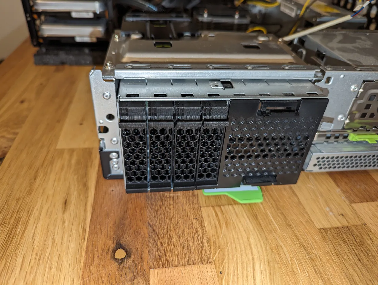 Fujitsu Primergy TX1320 M3 Server 2.5＂ Caddy Tray by Nidomiro