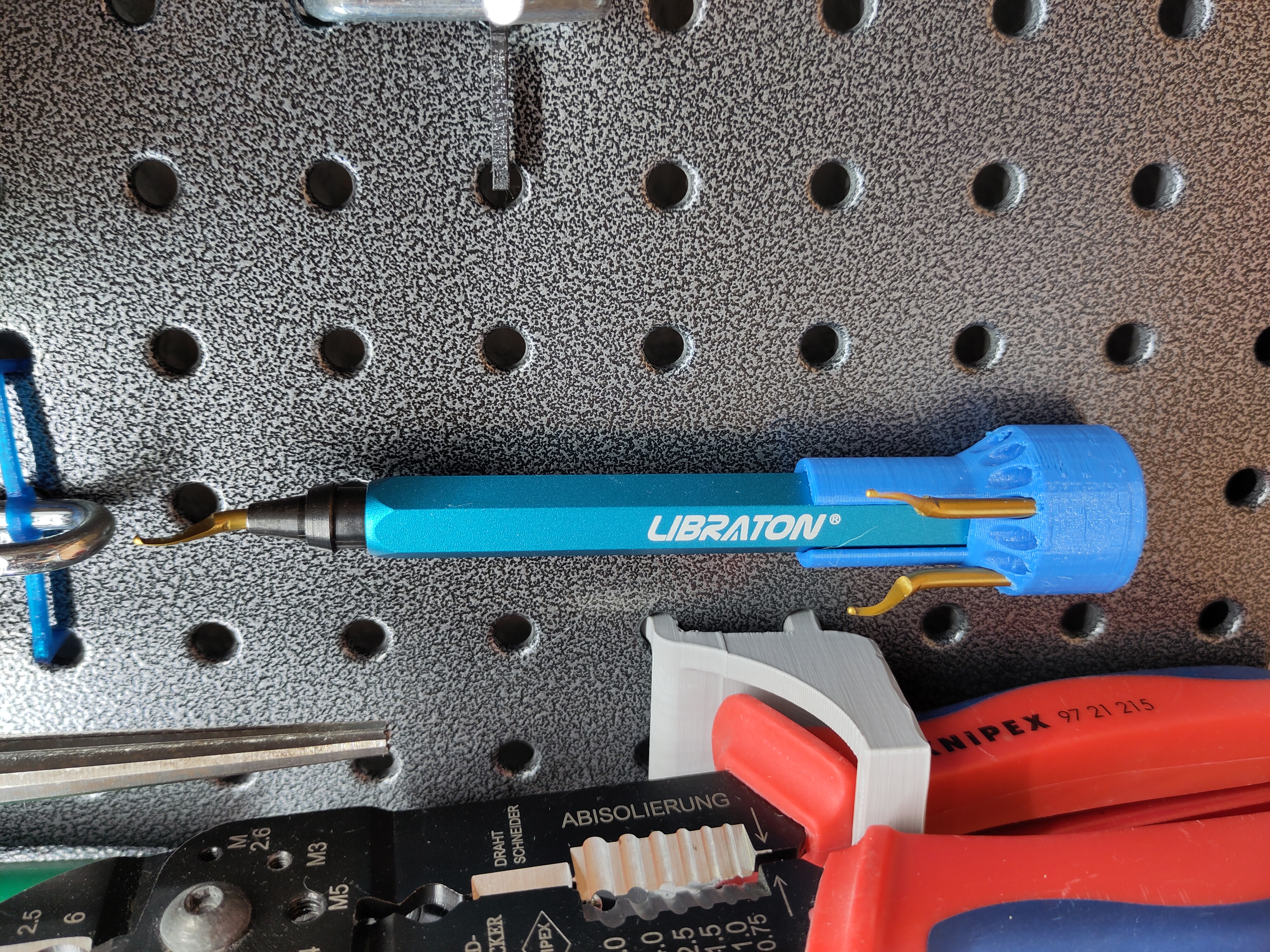 Deburrer holder for Peagboard with round holes