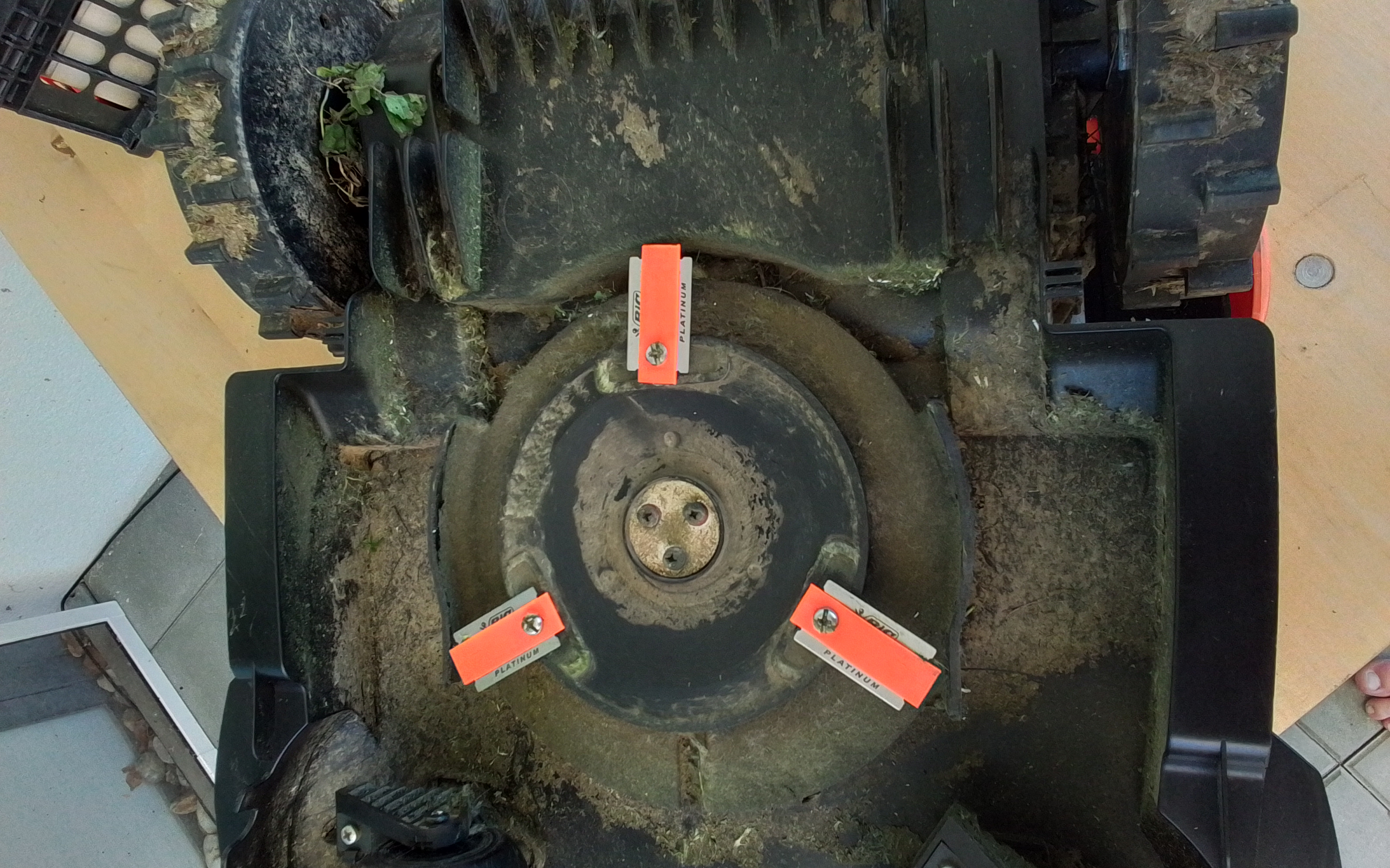 Razor blade adapter for robotic lawnmowers / Rasierklingen Adapter für Mähroboter