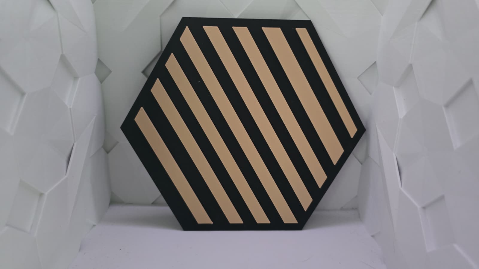 Moderne Hexagon Wanddekoration – Streifen Design — thumbnail 2