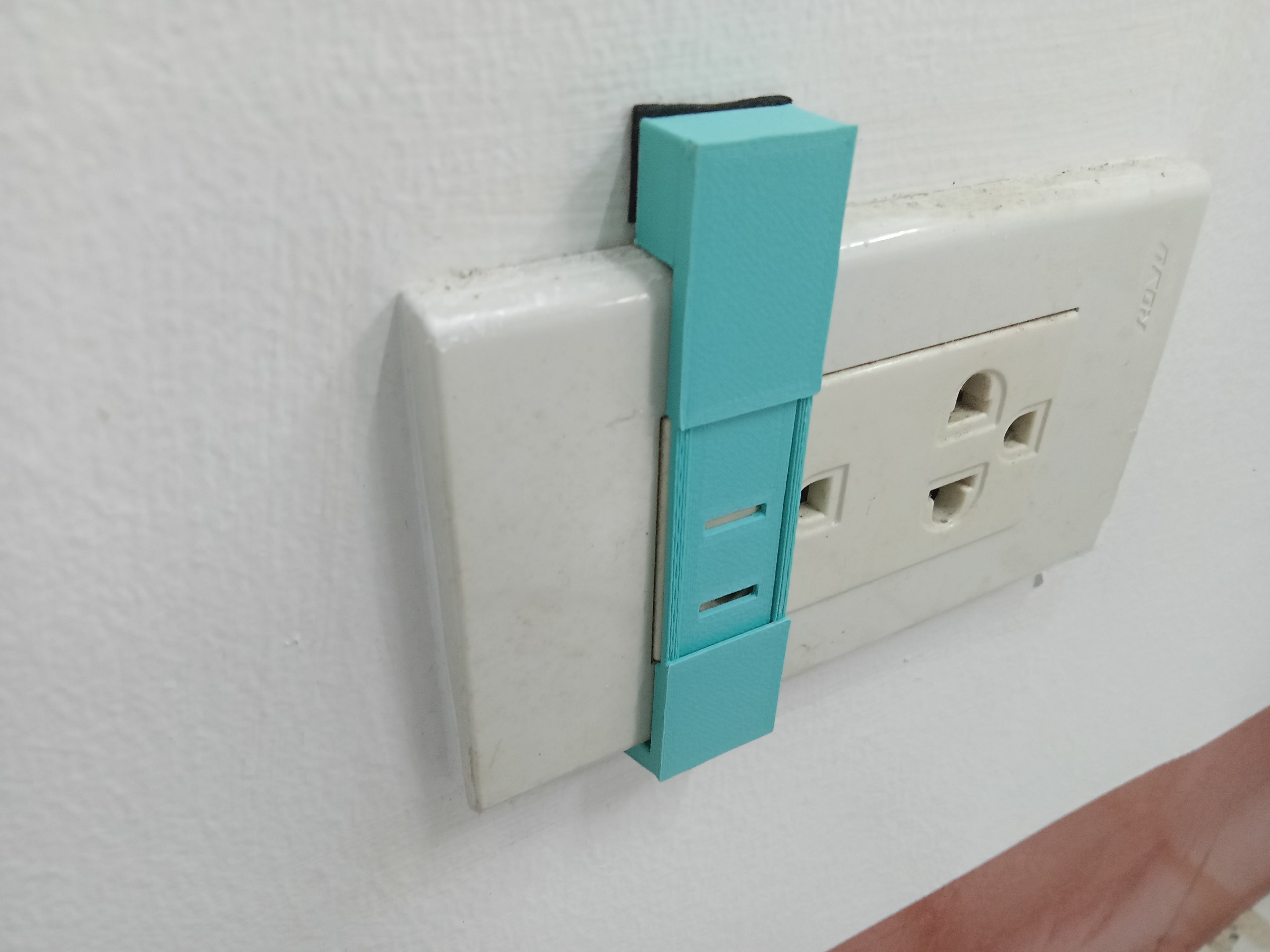Self-closing child-safe electric outlet cover