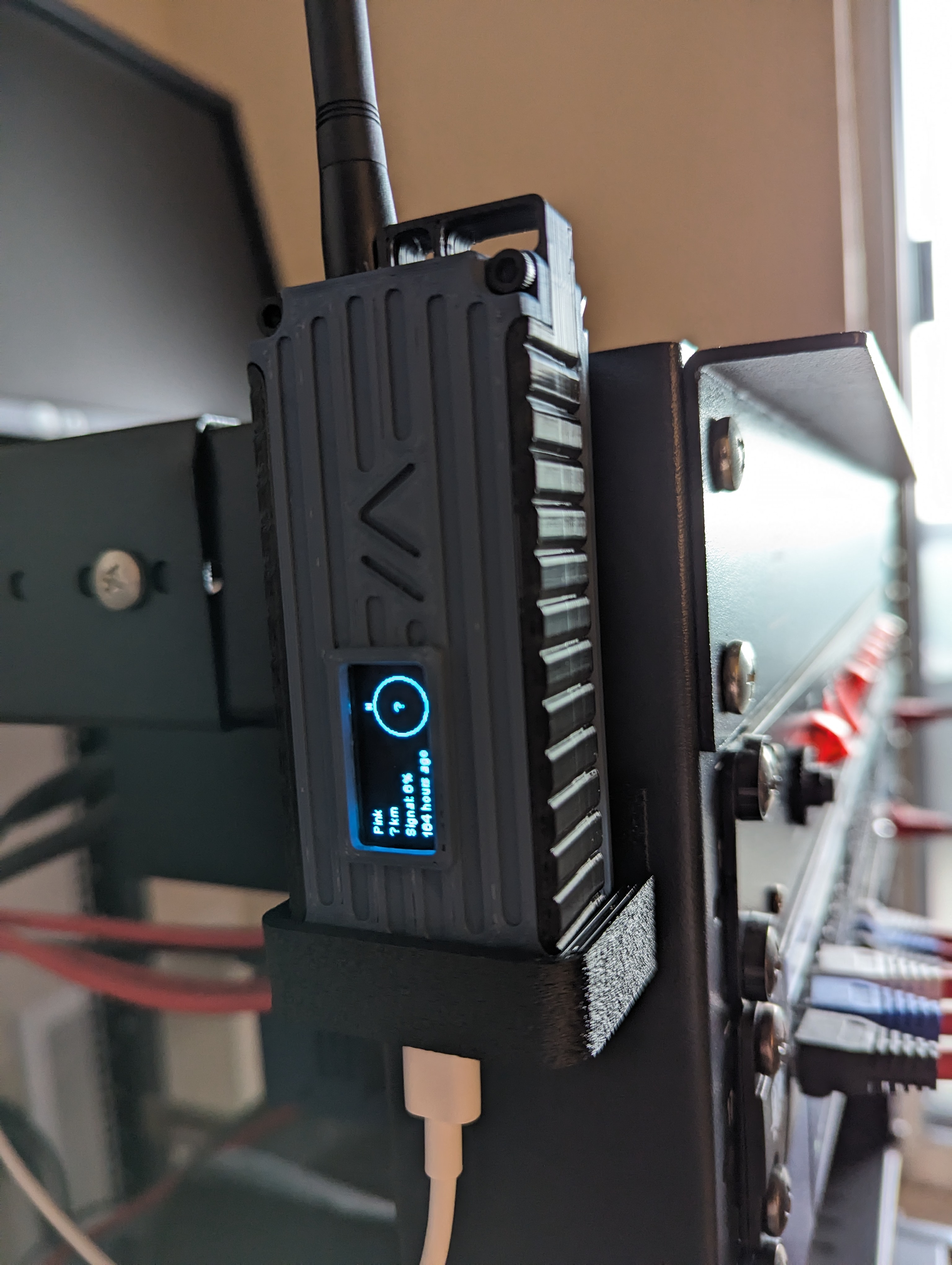 Holder / Charger for Heltec v3 case