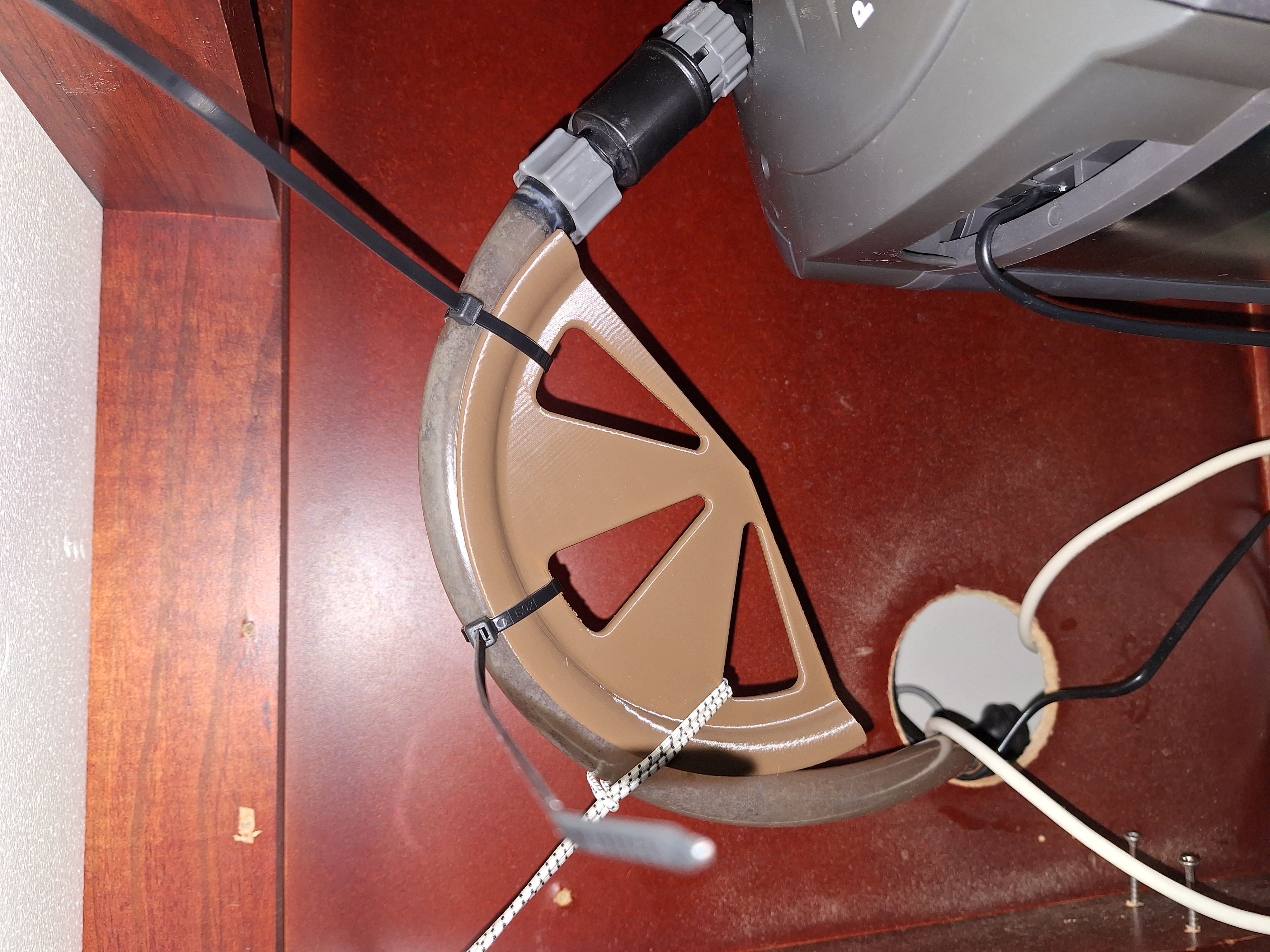 Aquarium hose support