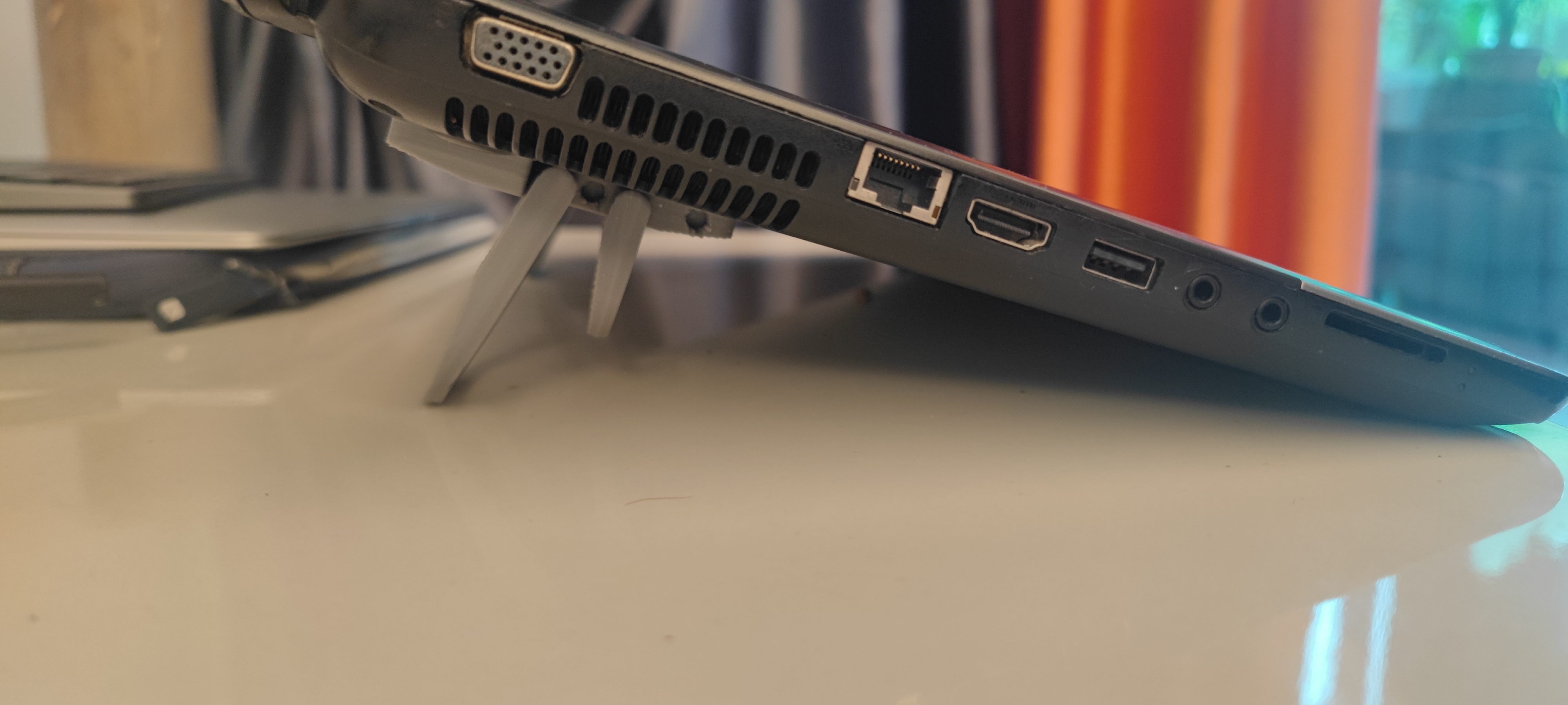 Laptop double-legs stands (no supports)