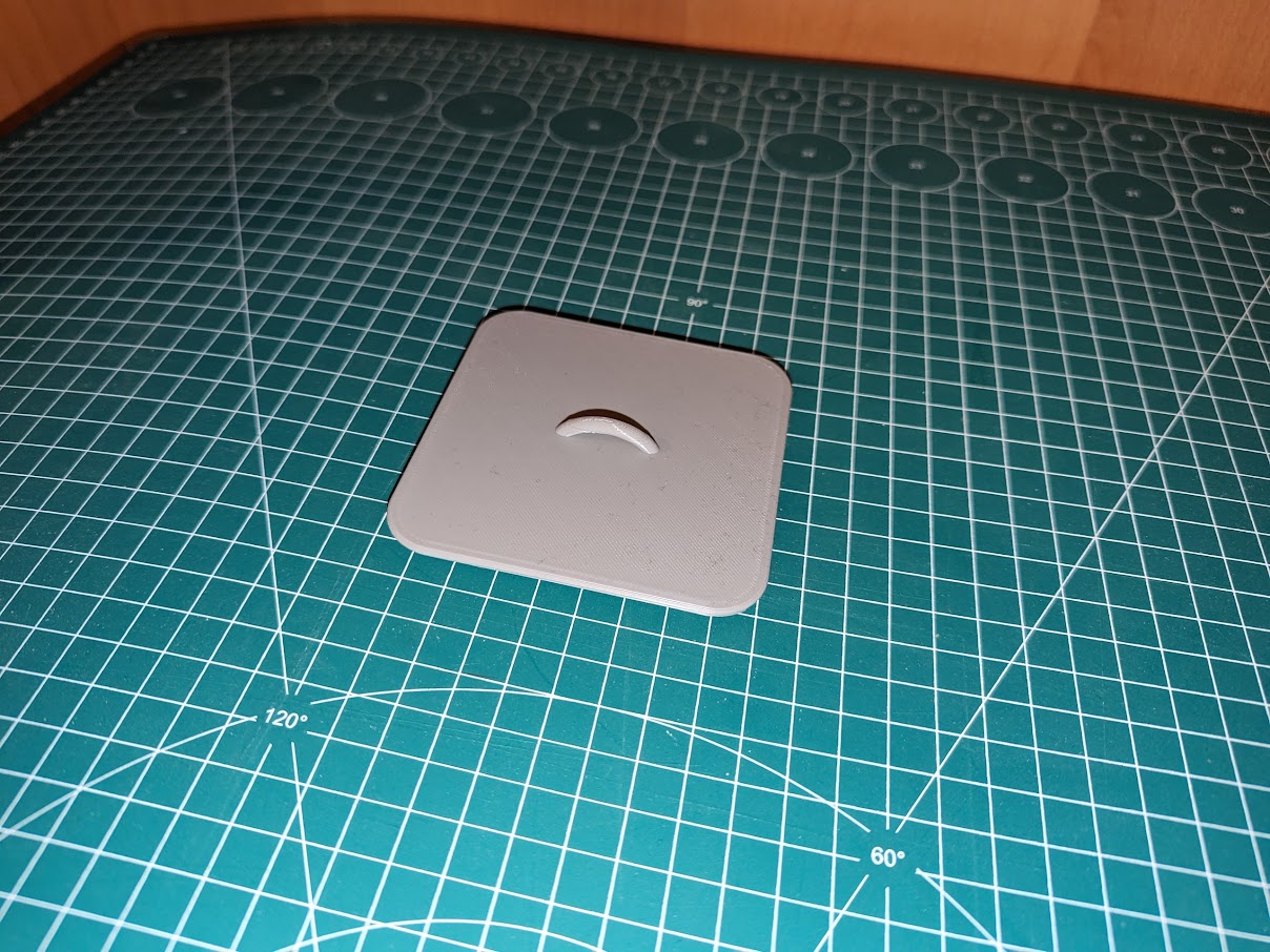 Lid for the desk trash can