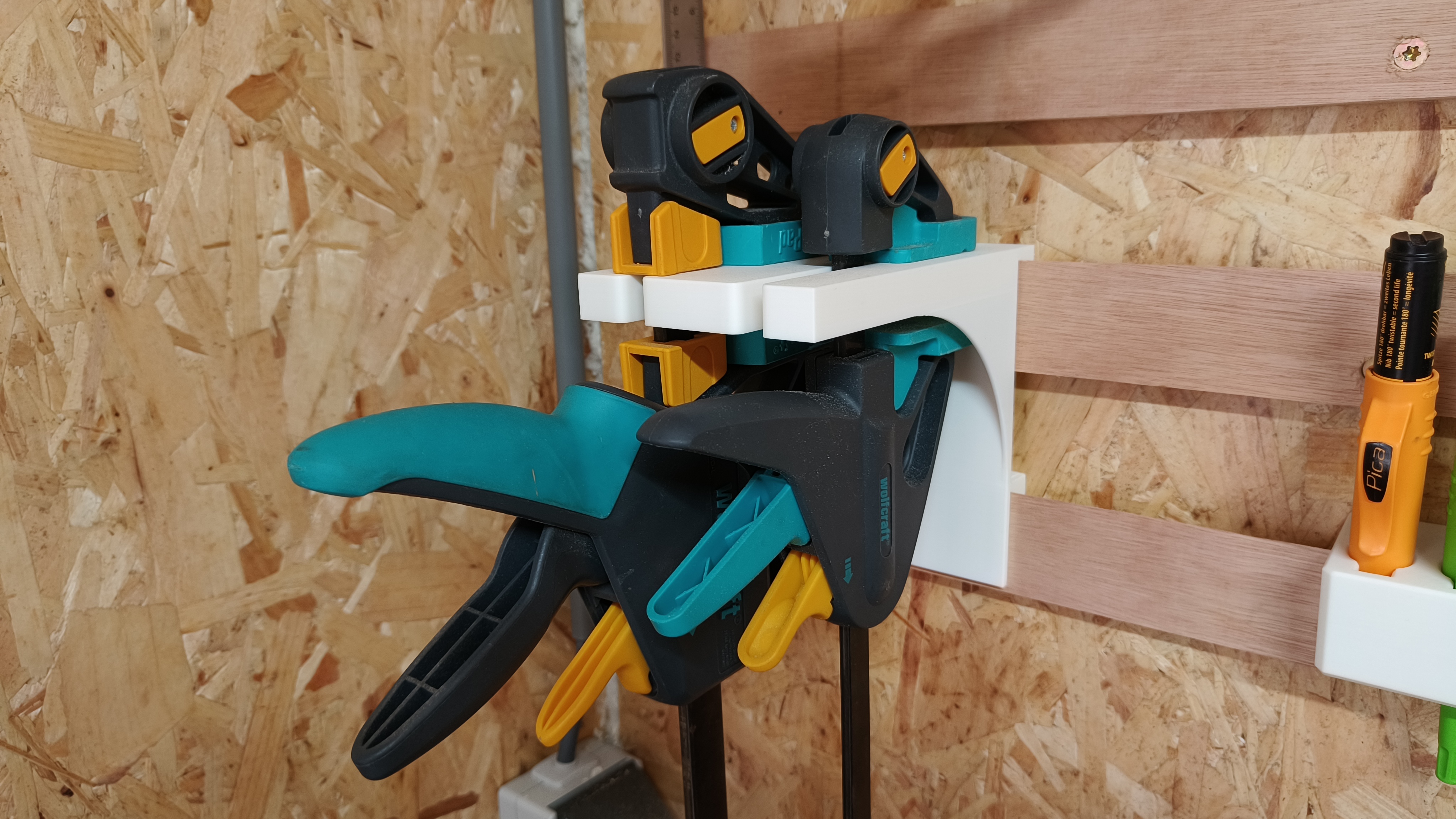 One-handed clamp rack for french cleat