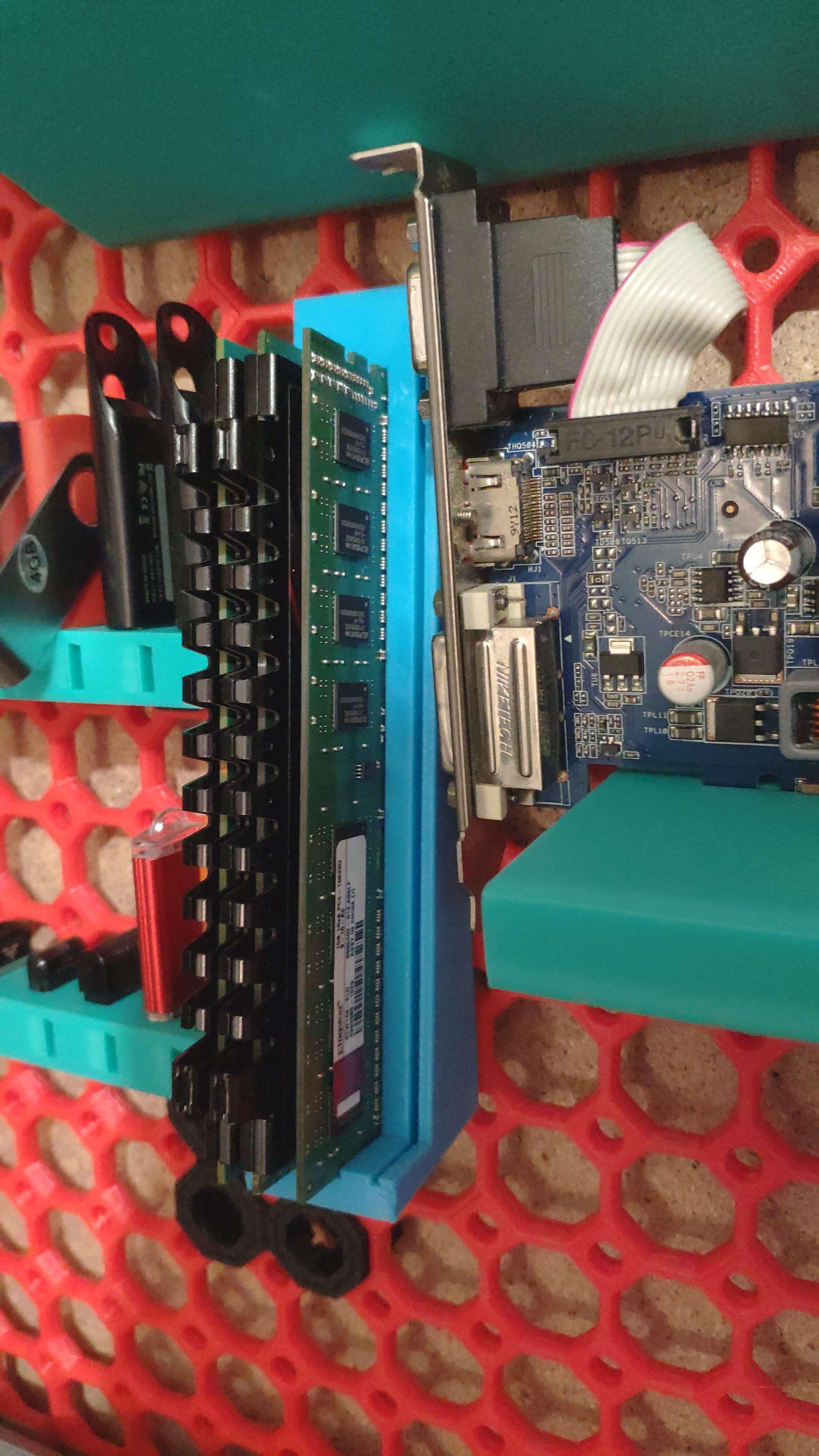 Simple RAMs holder for Multiboard with Tight Snap
