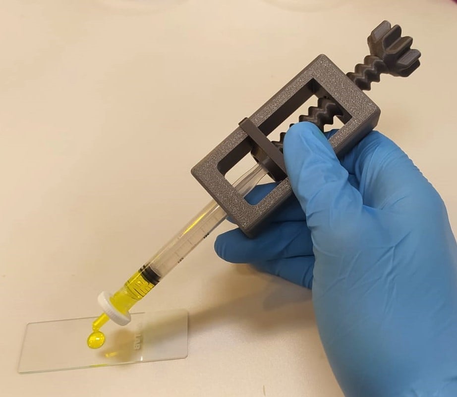 Syringe "squeezer" to filter viscous fluids