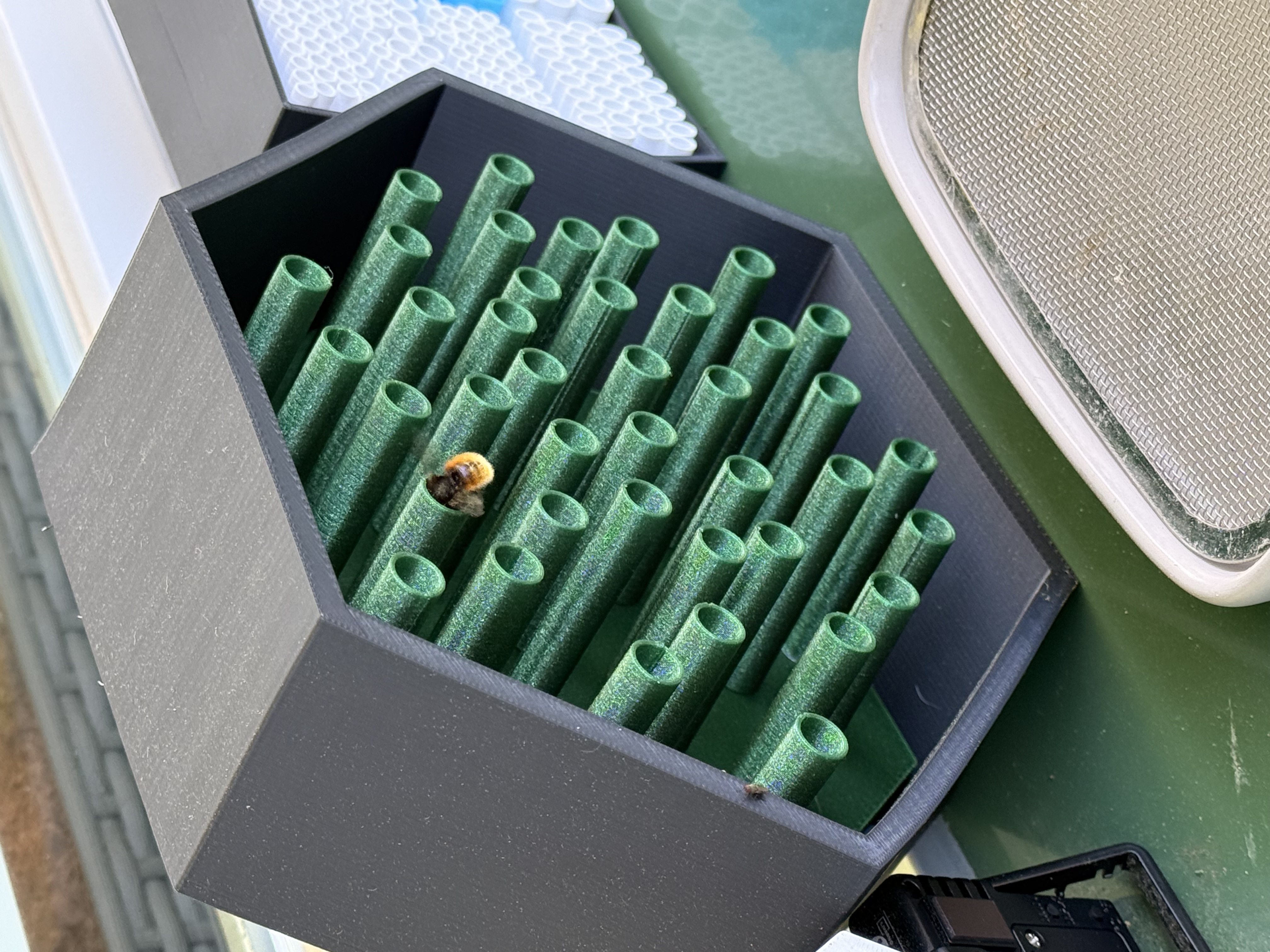 Bienenhotel 2.0 „Mauer Rostrot“- Stilvoll helfen & Natur fördern