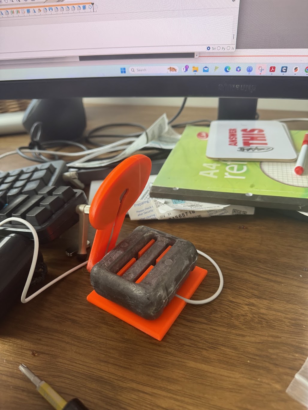 Magsafe desk stand
