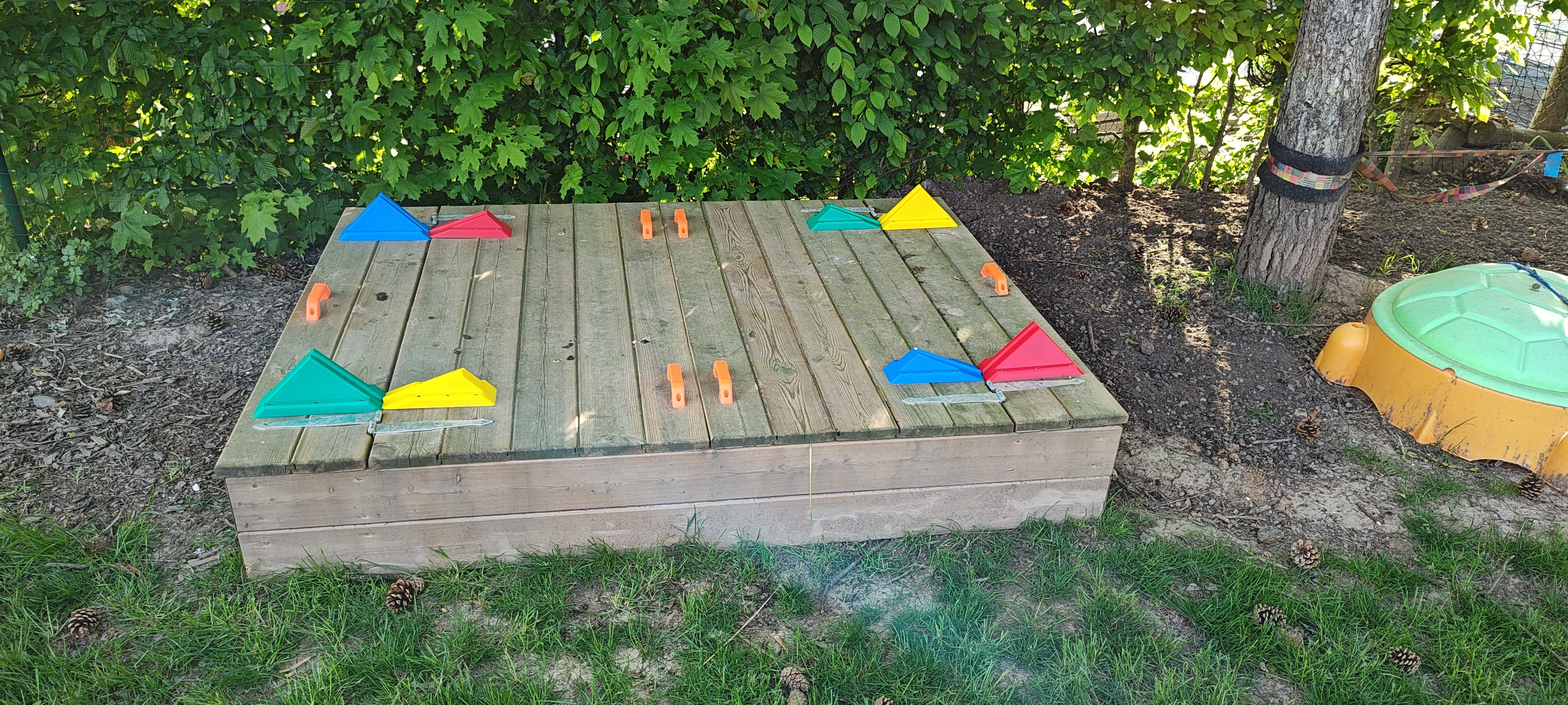 Sandbox lid rest