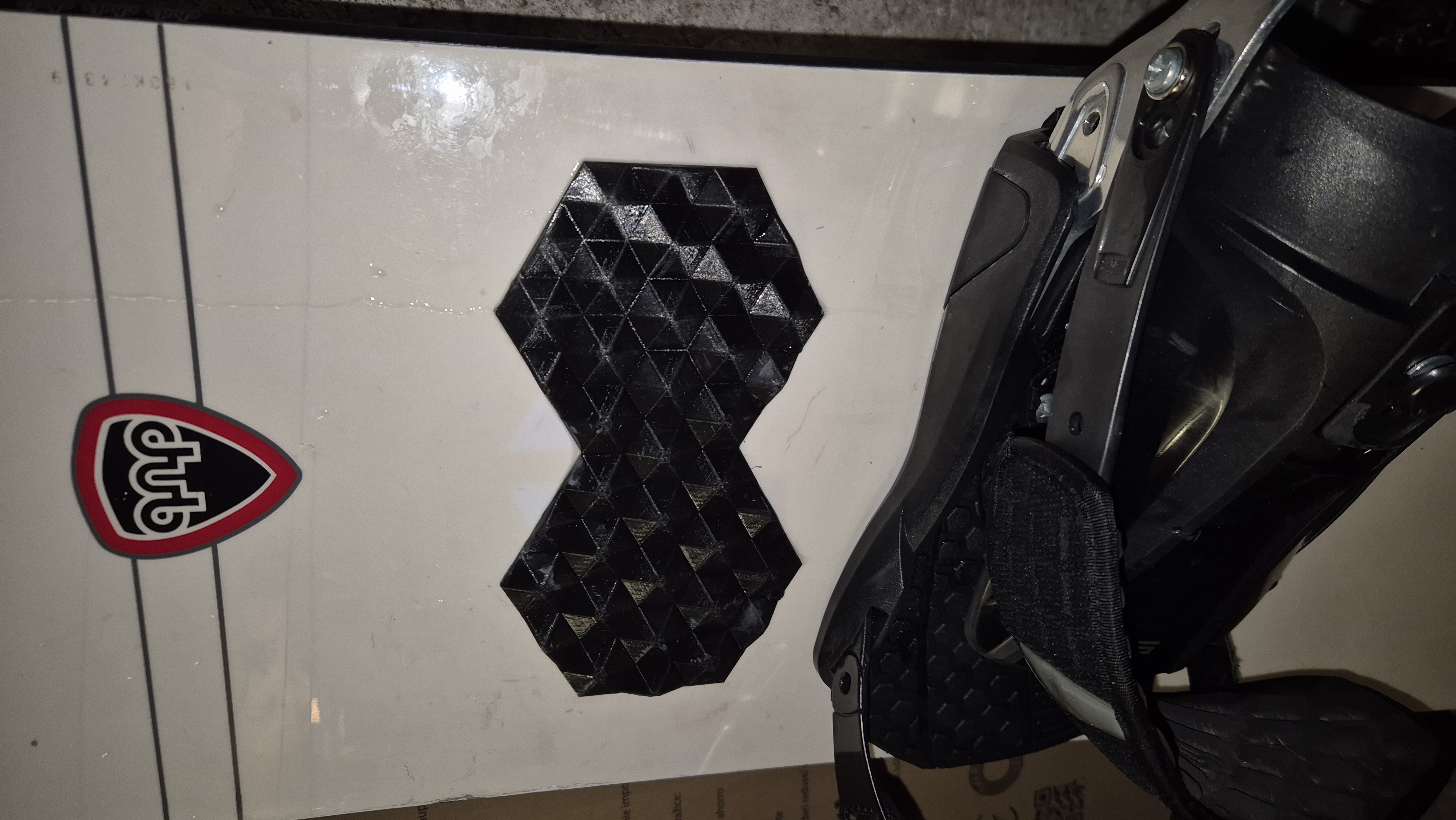 Snowboard stomp pad