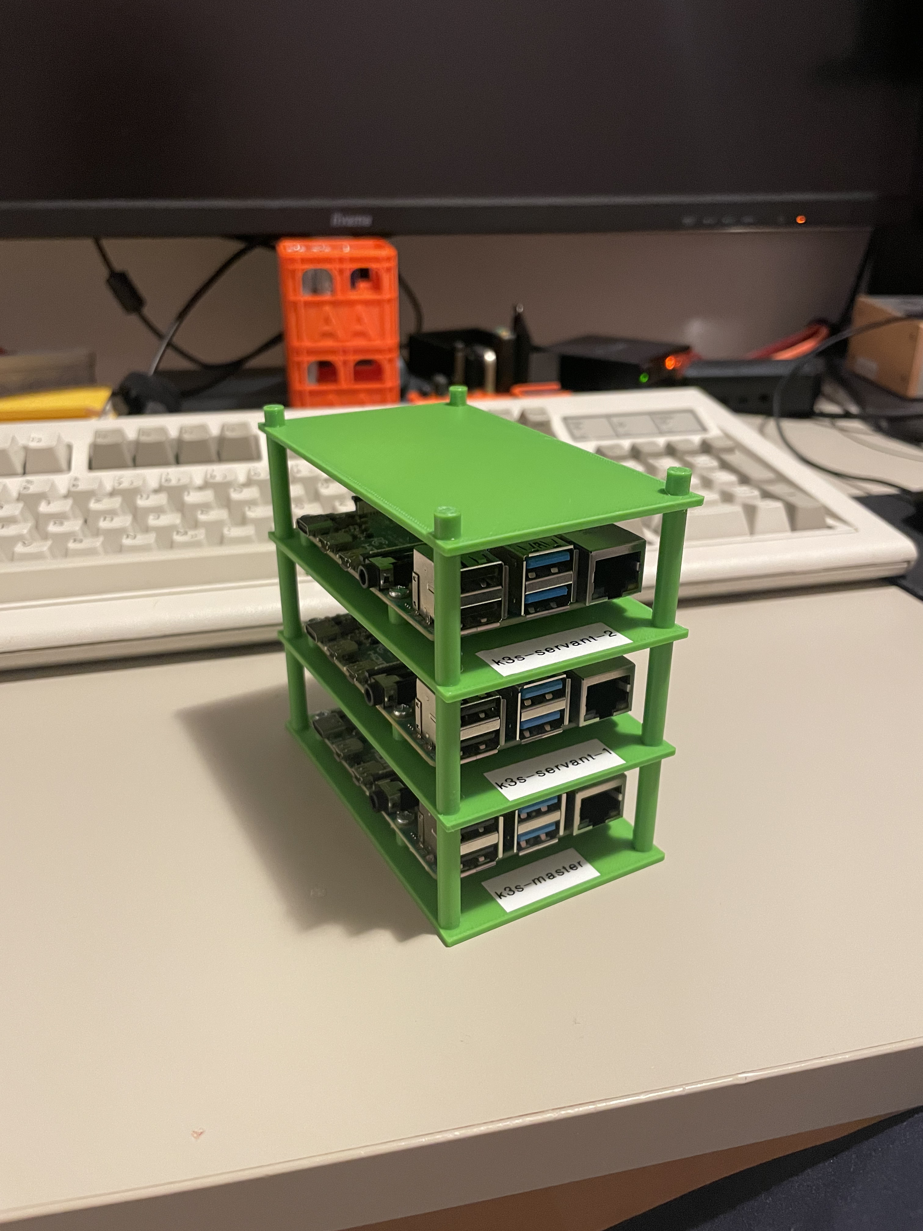 PiStack - A stackable Raspbery Pi 4 mounting solution