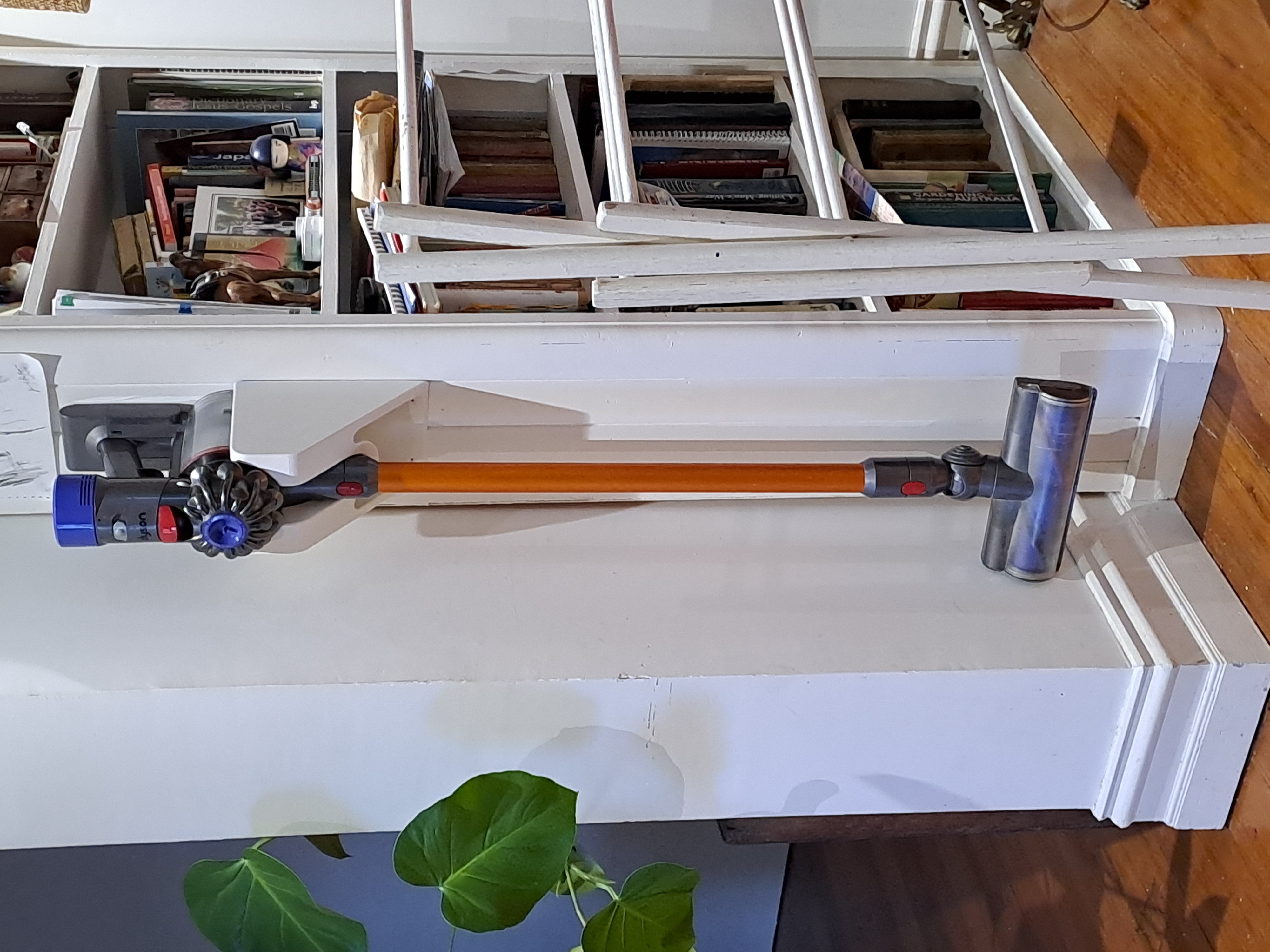 Dyson v8 Wall Mount Hanger - No disassembly, Top side facing outward