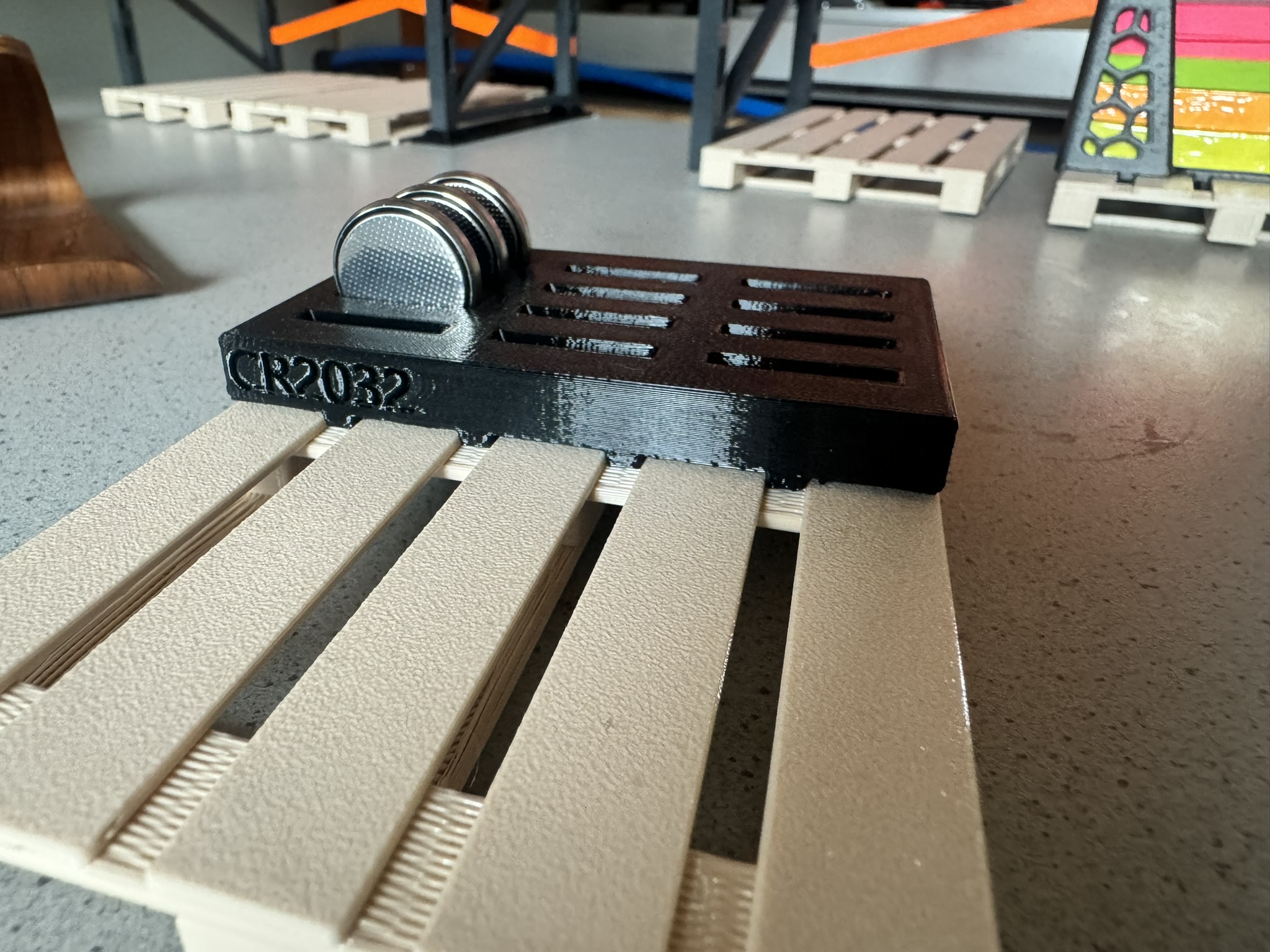 CR2032 holder for pallets for miniwarehouse