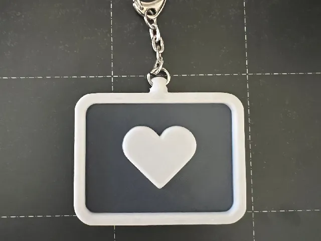 A simple and elegant two-color heart keychain