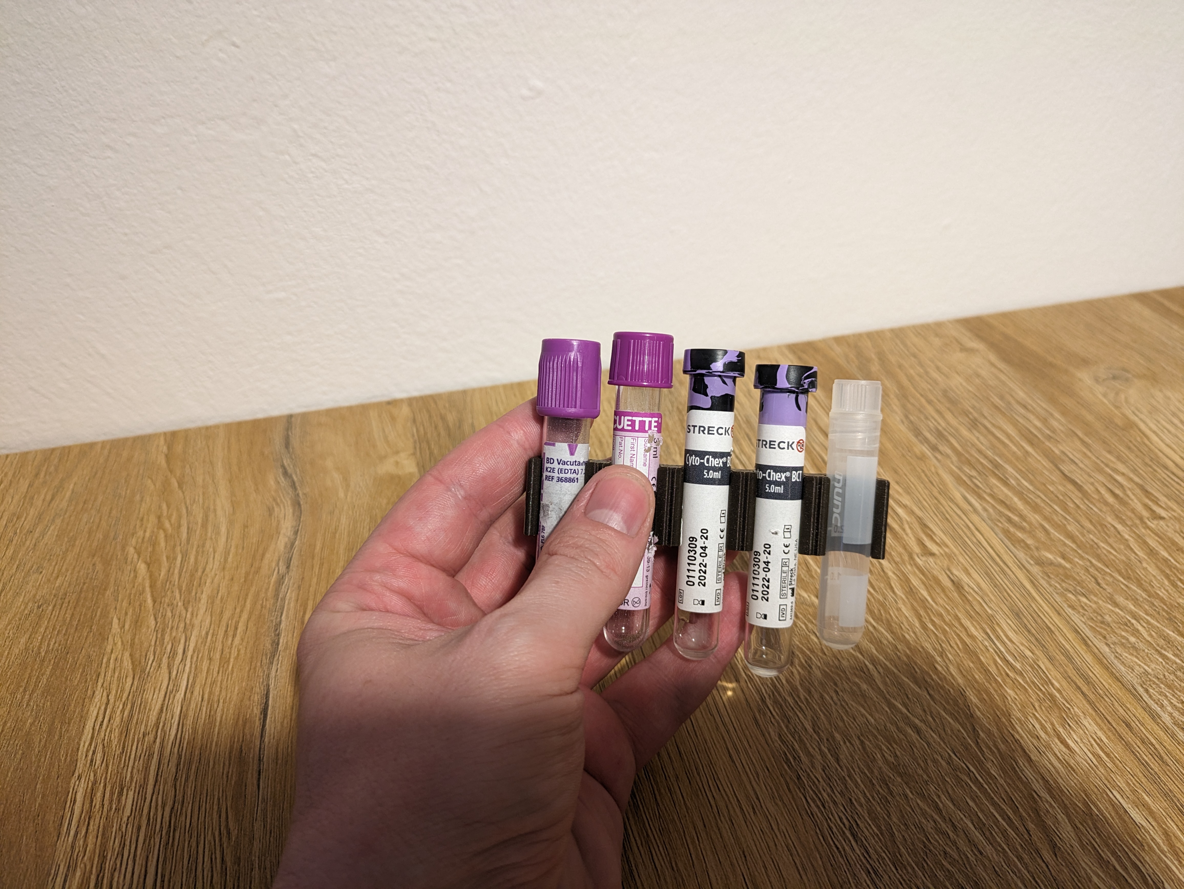 Snap on/off sample holder, sample vial holder