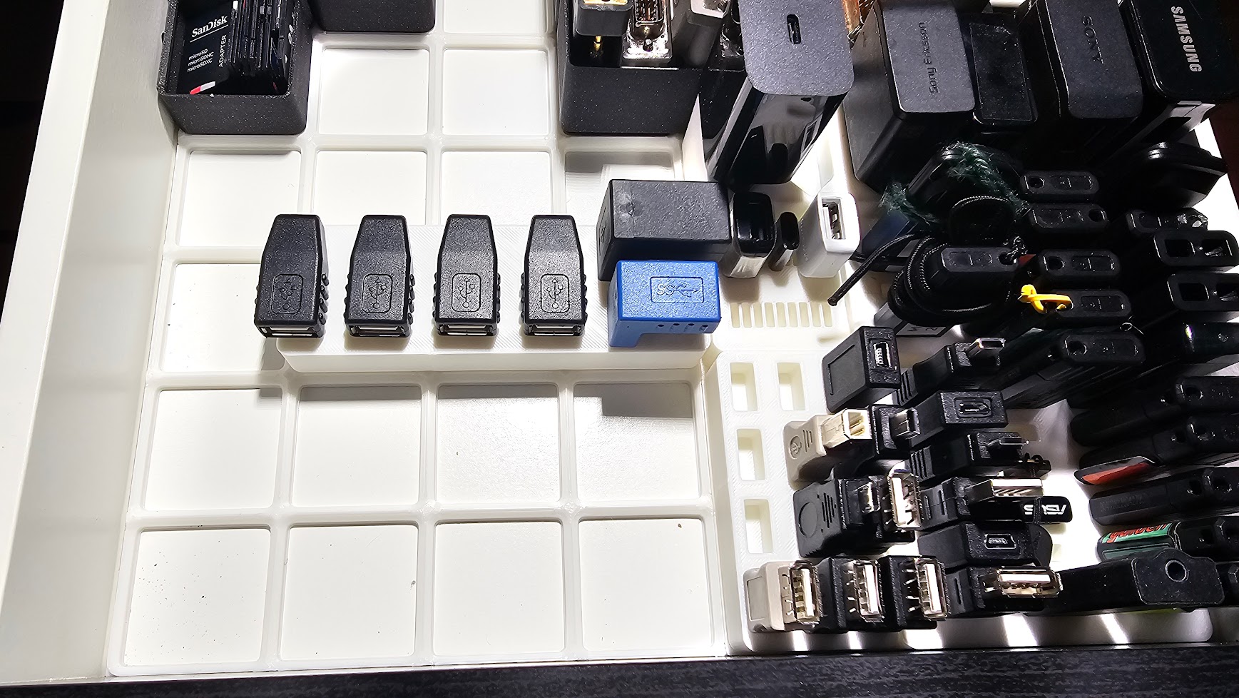 Gridfinity Angled USB Adapter Holder — miniatura 2