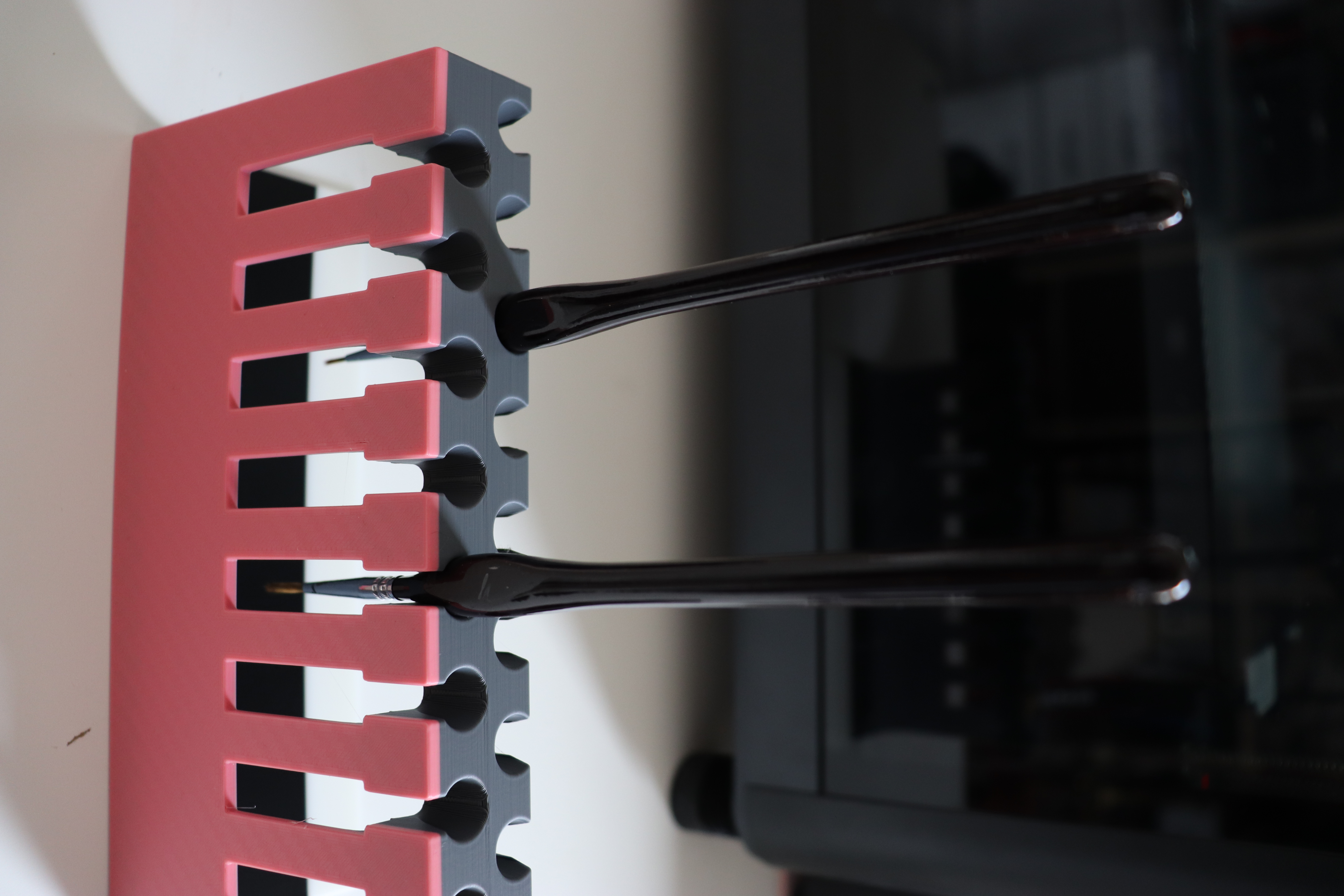 brush holder for ergonomic triangular handle — thumbnail 2