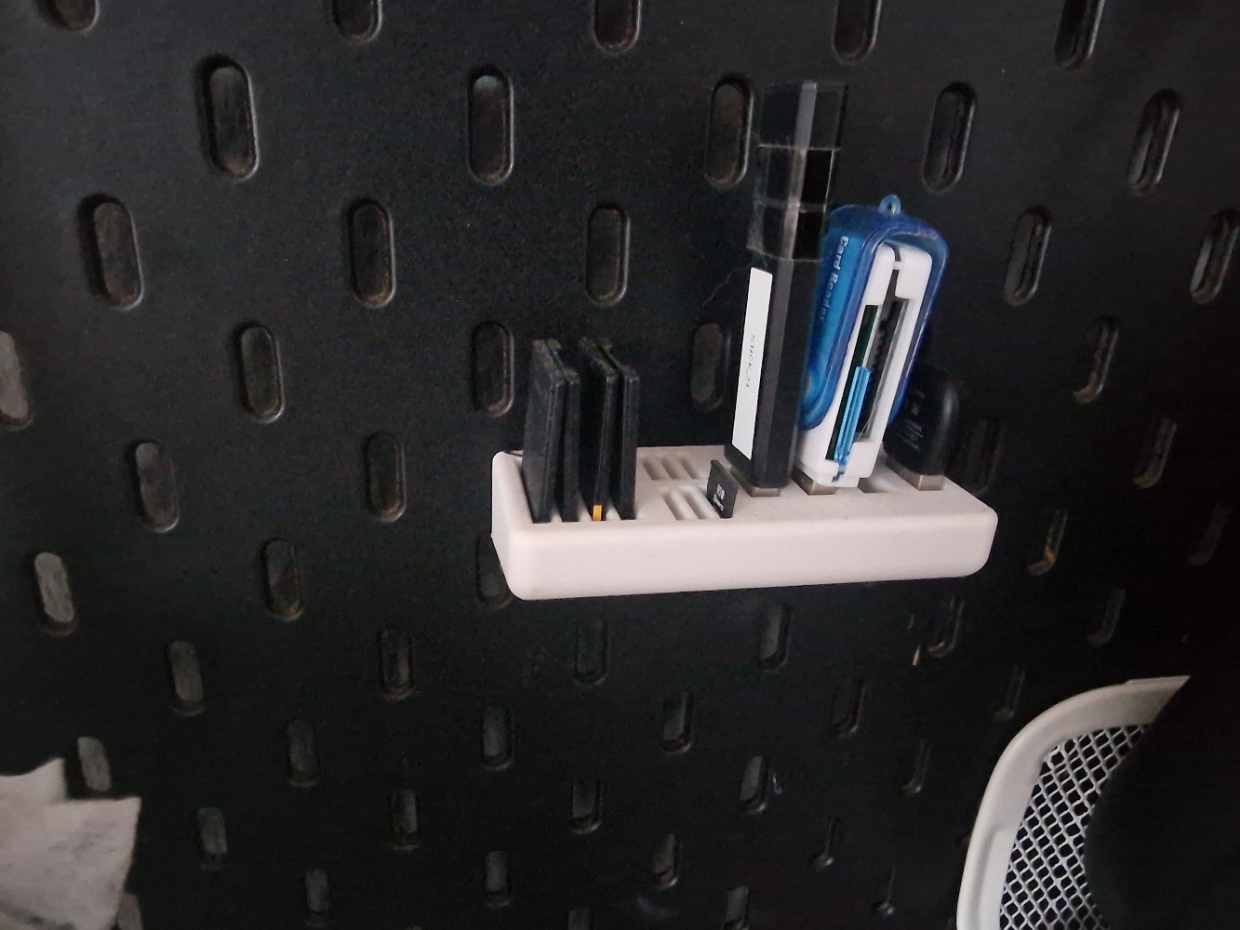 SKADIS SD and USB Tray
