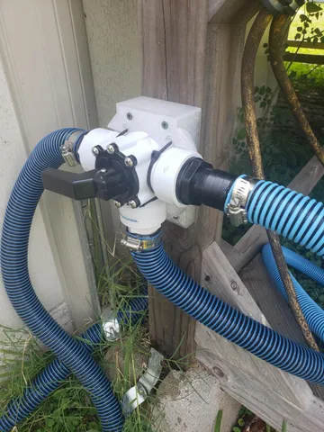 Pole/wall mount for 1.5" Fibropool diverter valve.