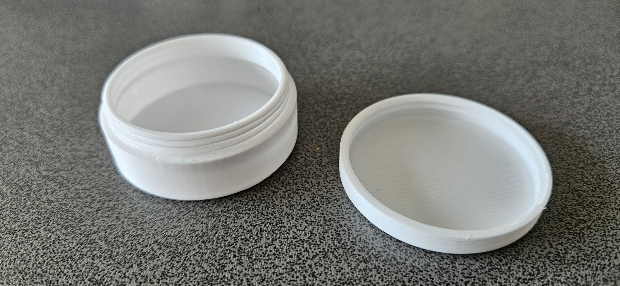 Runde Dose mit Gewinde / Round box with thread