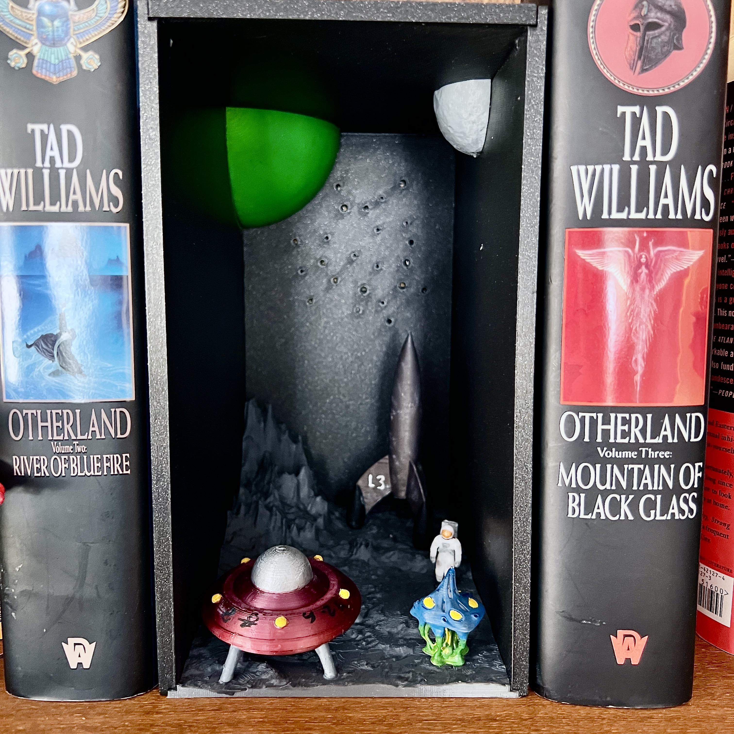 Miniatura 2 do modelo 3D "First Contact" Book Nook