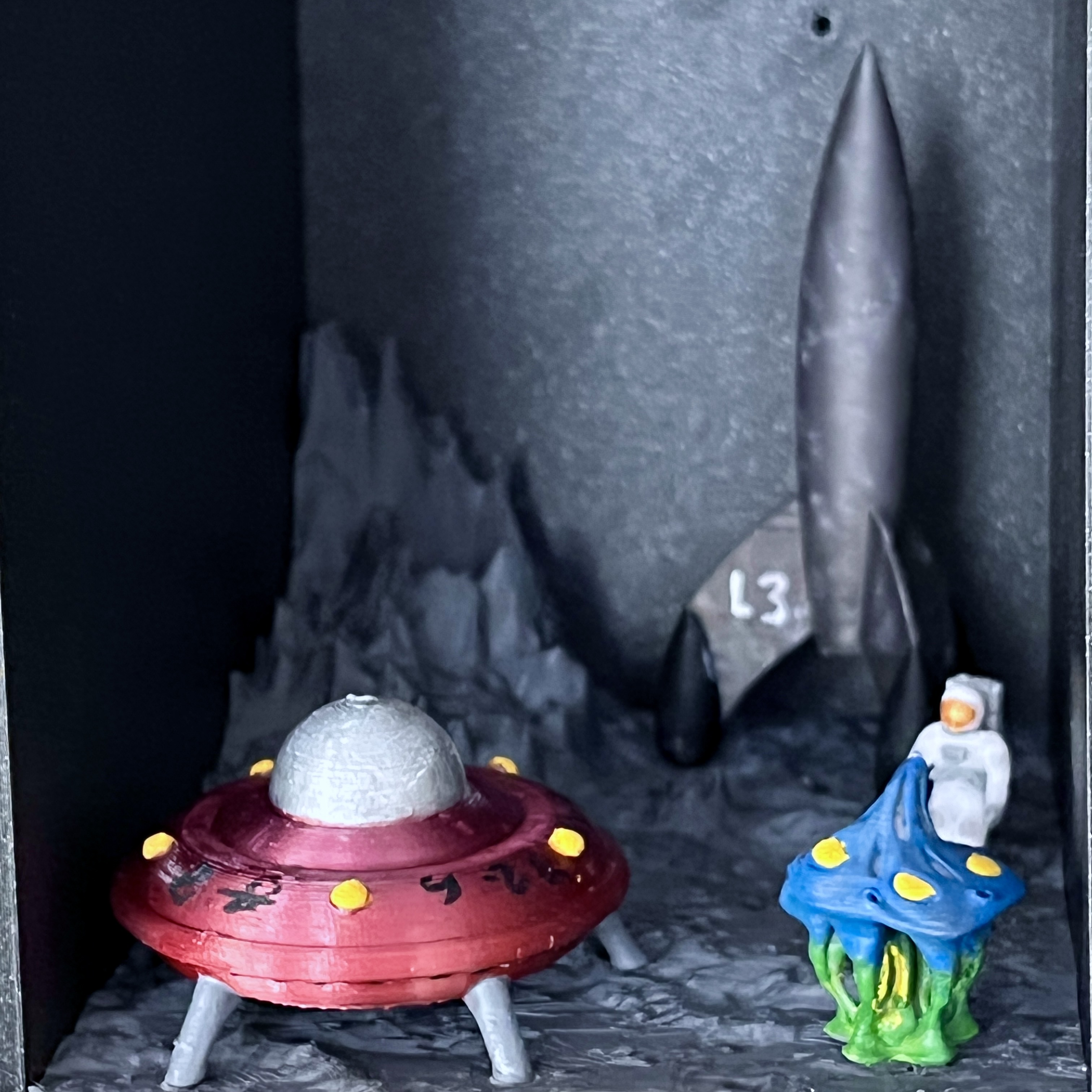 Miniatura 4 do modelo 3D "First Contact" Book Nook