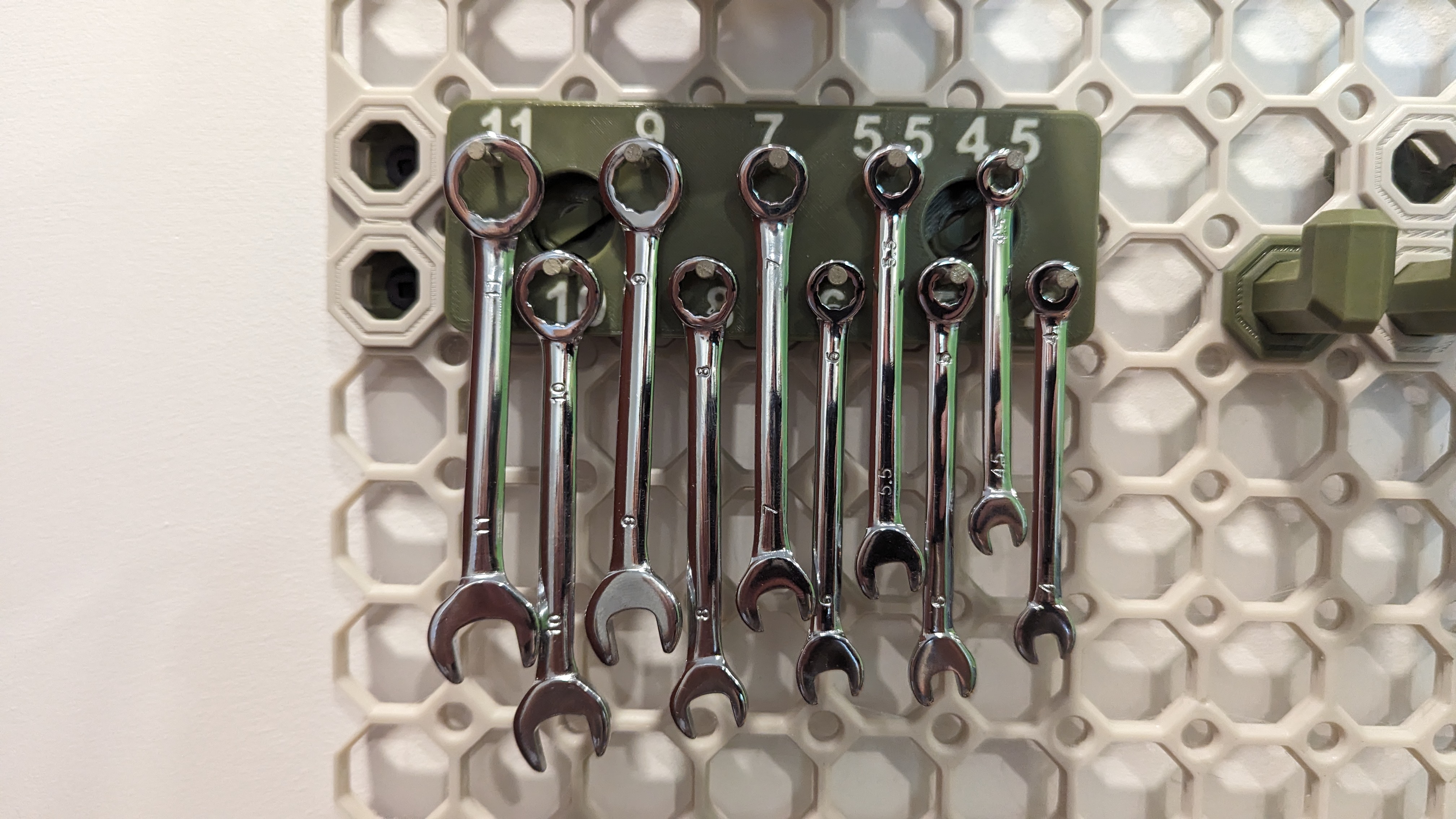 Mini wrench set rack with multicolor labels