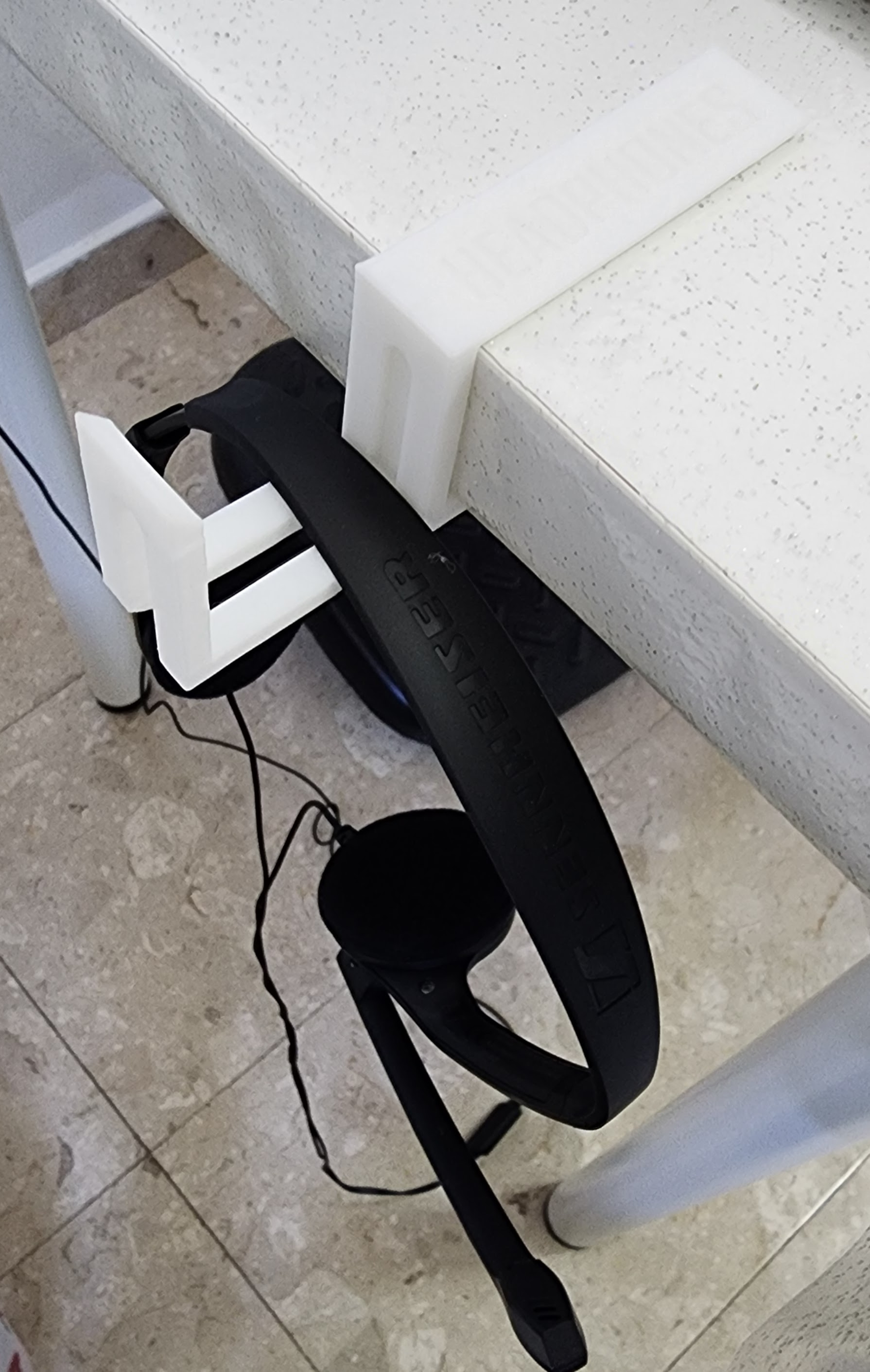 Headphones Table Hook — thumbnail 4