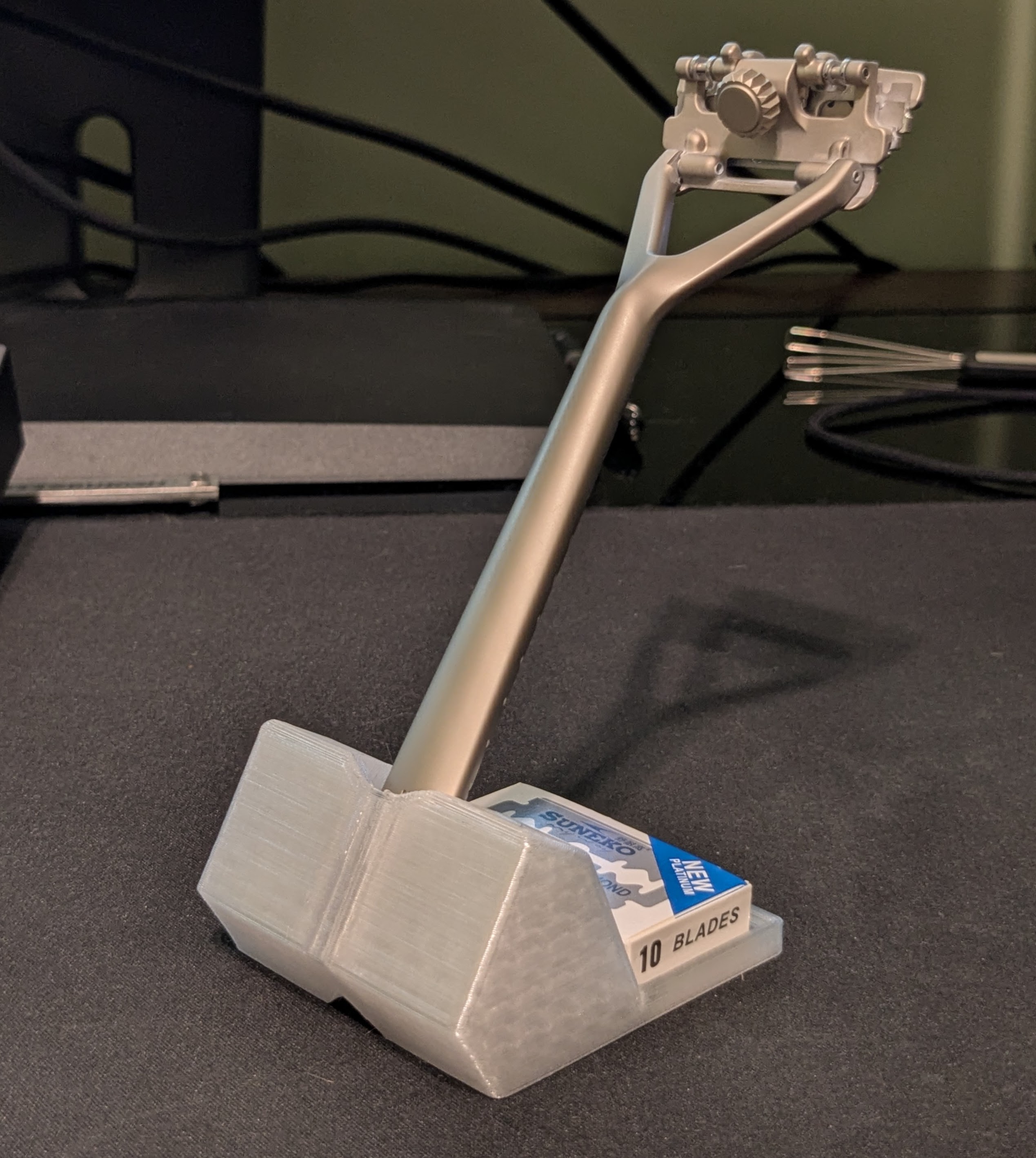 Universal Razor Stand with Blade Compartment by Nathan Smith | Download ...