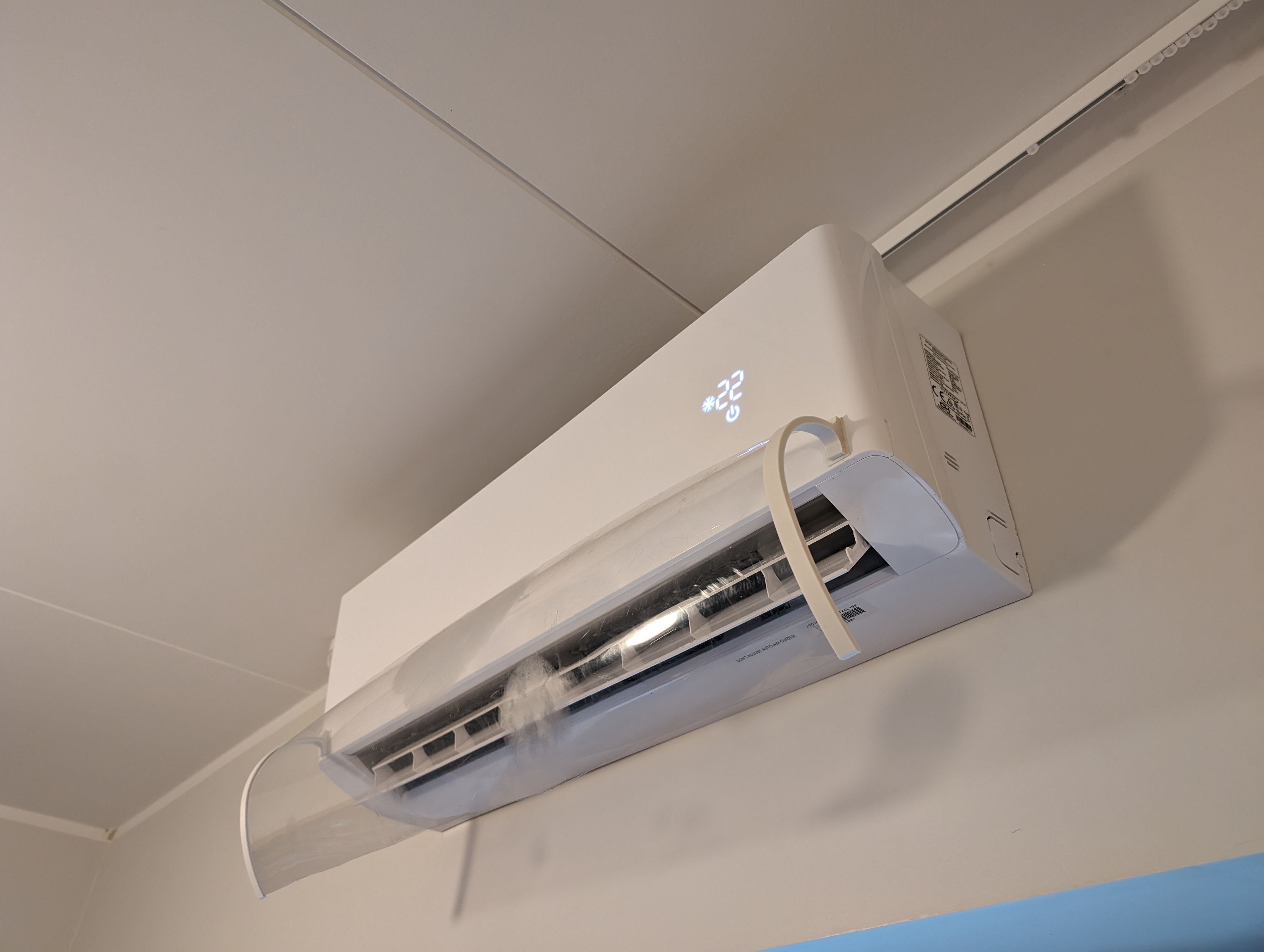 Air conditioner air deflector brackets
