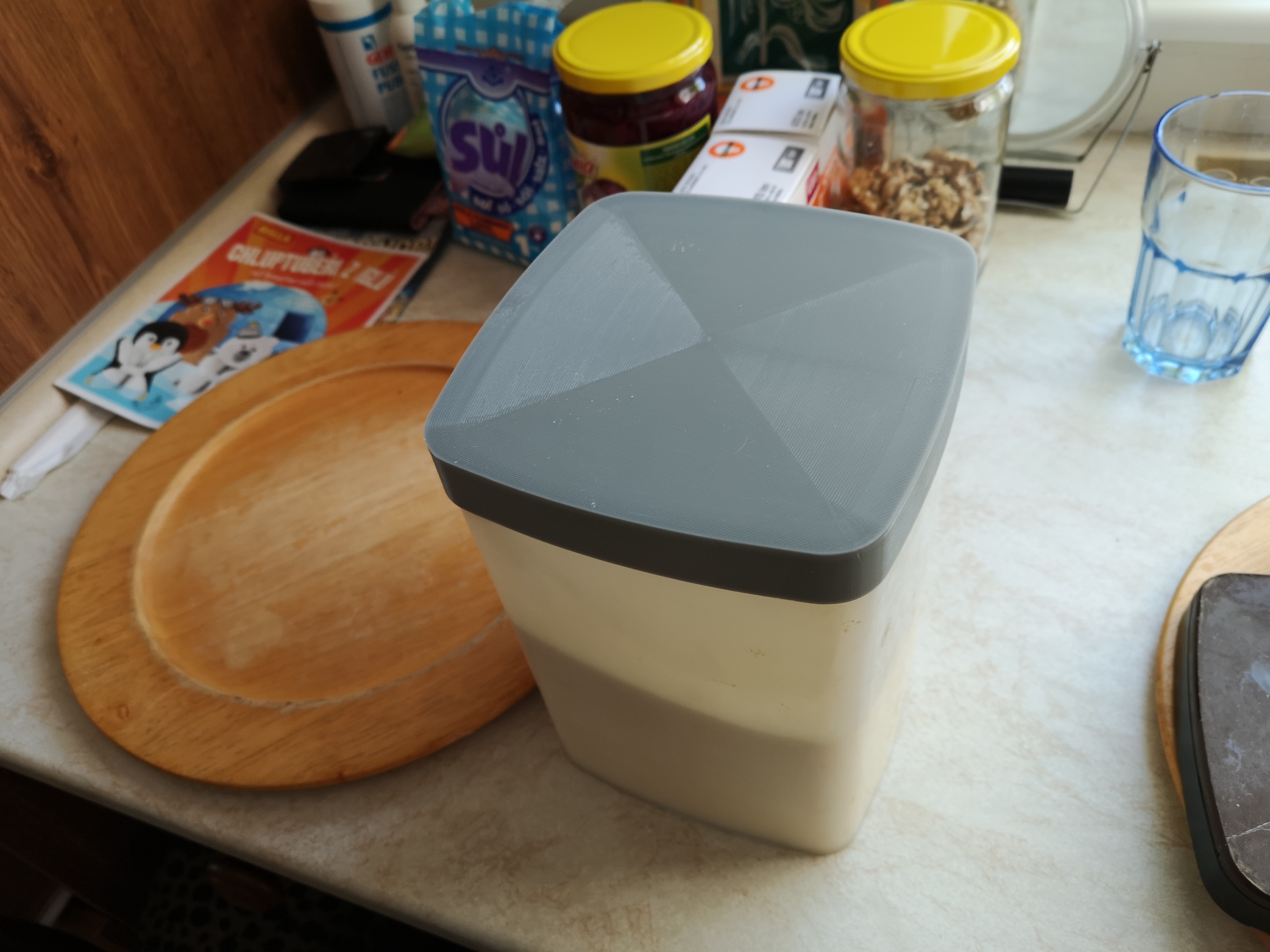 Tupperware box lid