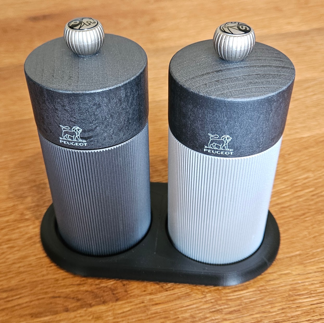 Set for pepper and salt mills