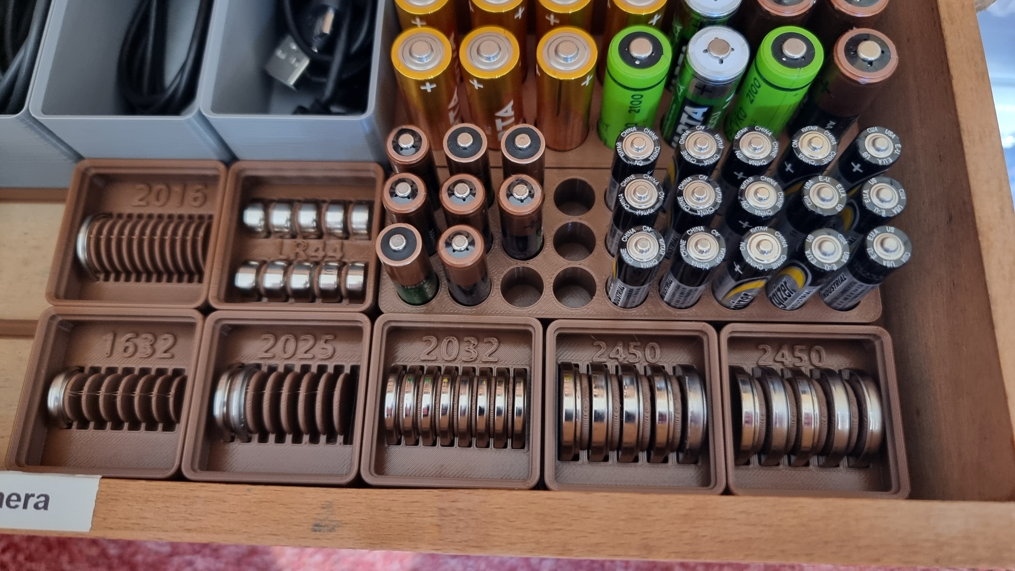 Coin cell battery boxes for Gridfinity - Named