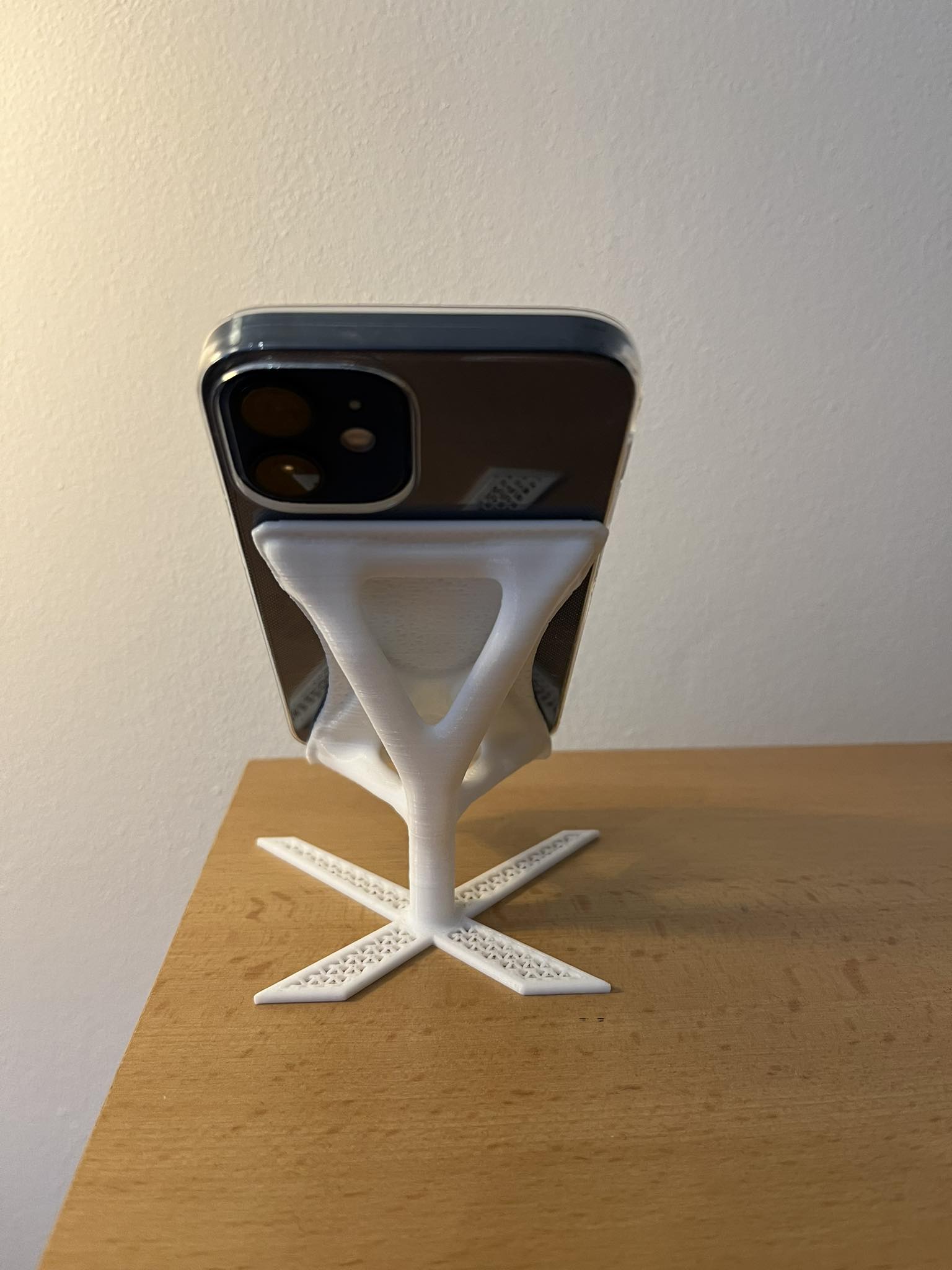 Topologicaly optimised phone stand v2 by Zden215 | Download free STL ...