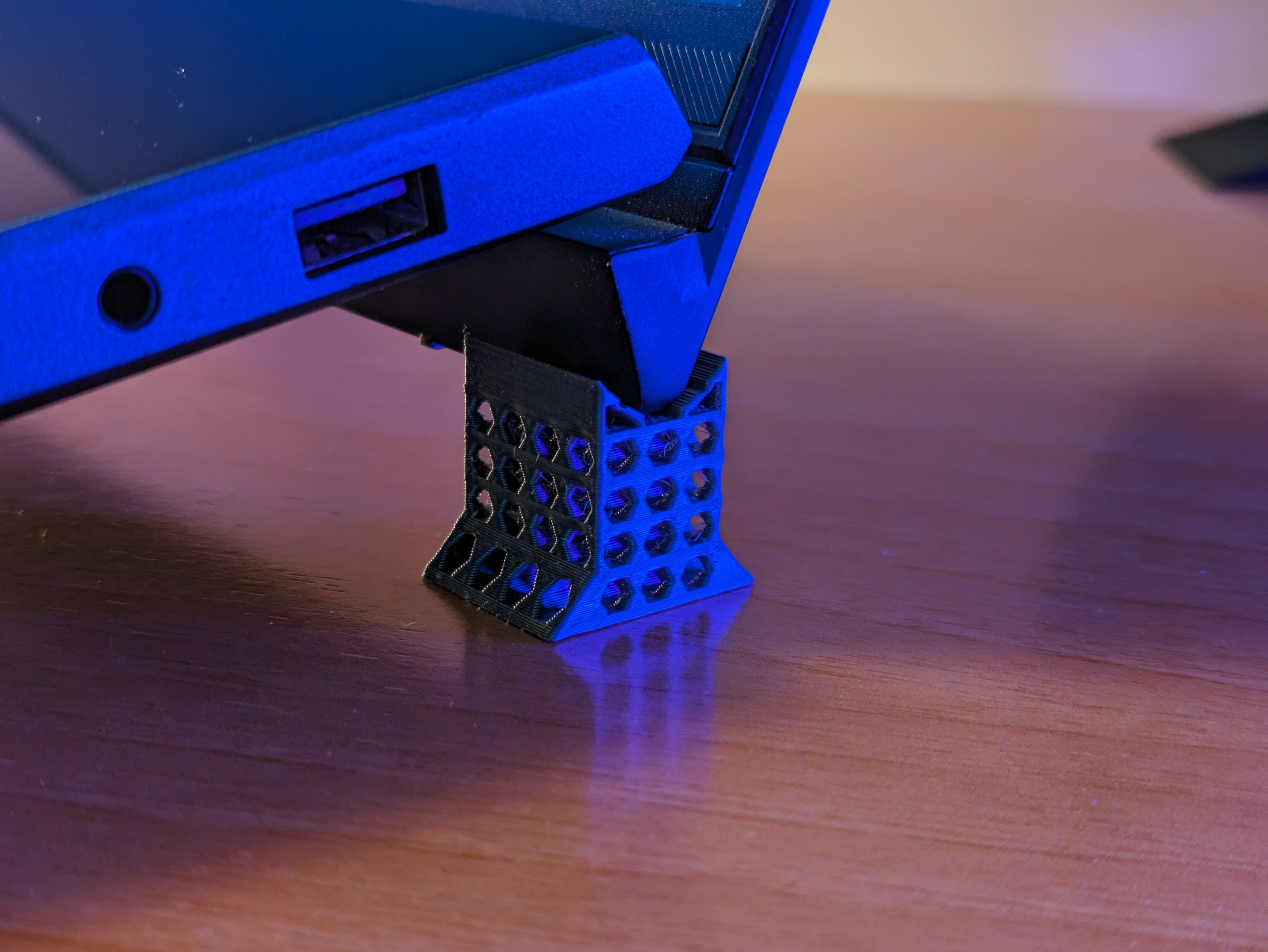 Support for laptop with industrial design.