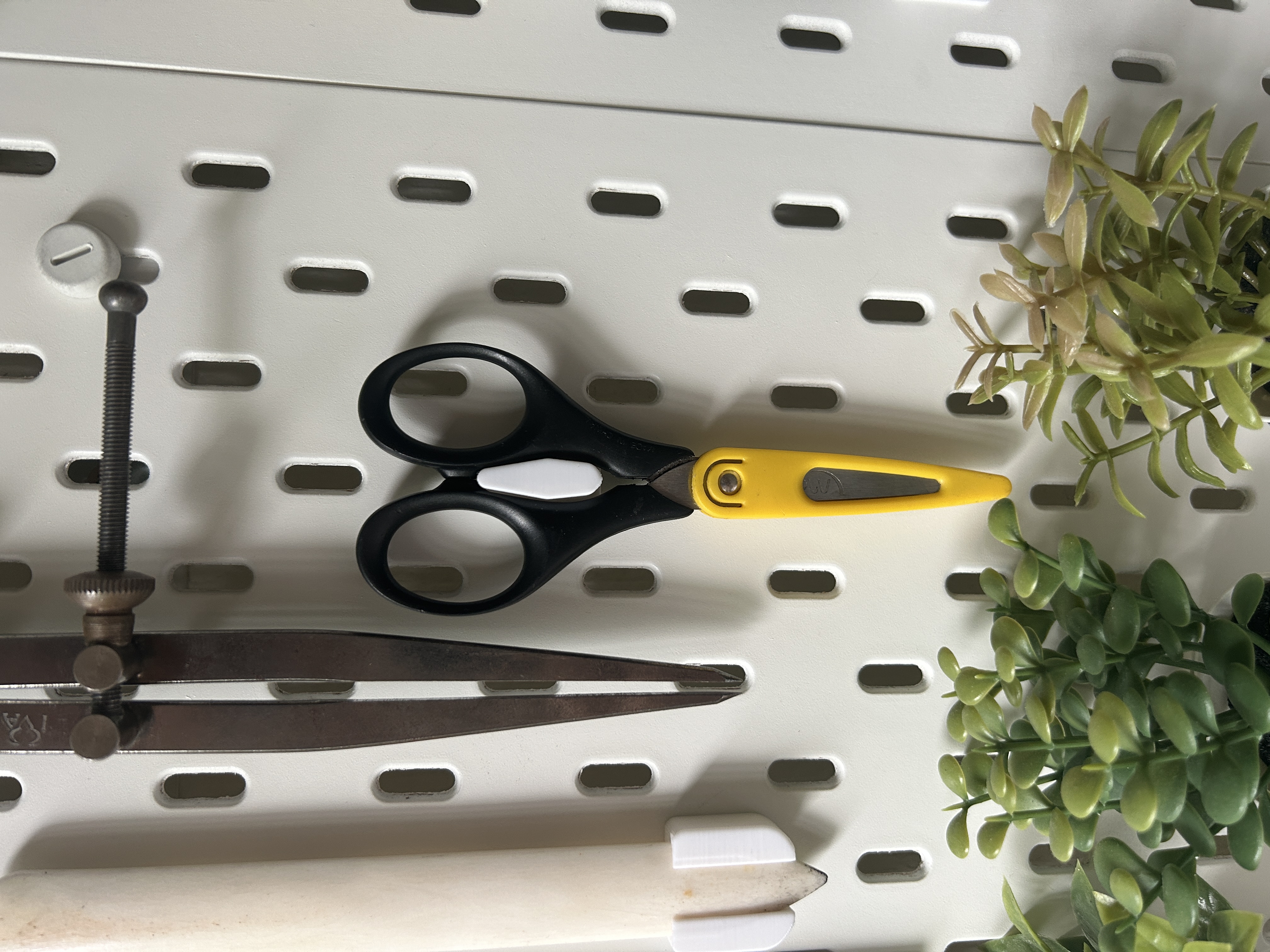 Scissors holder for IKEA Skadis (SUMS)