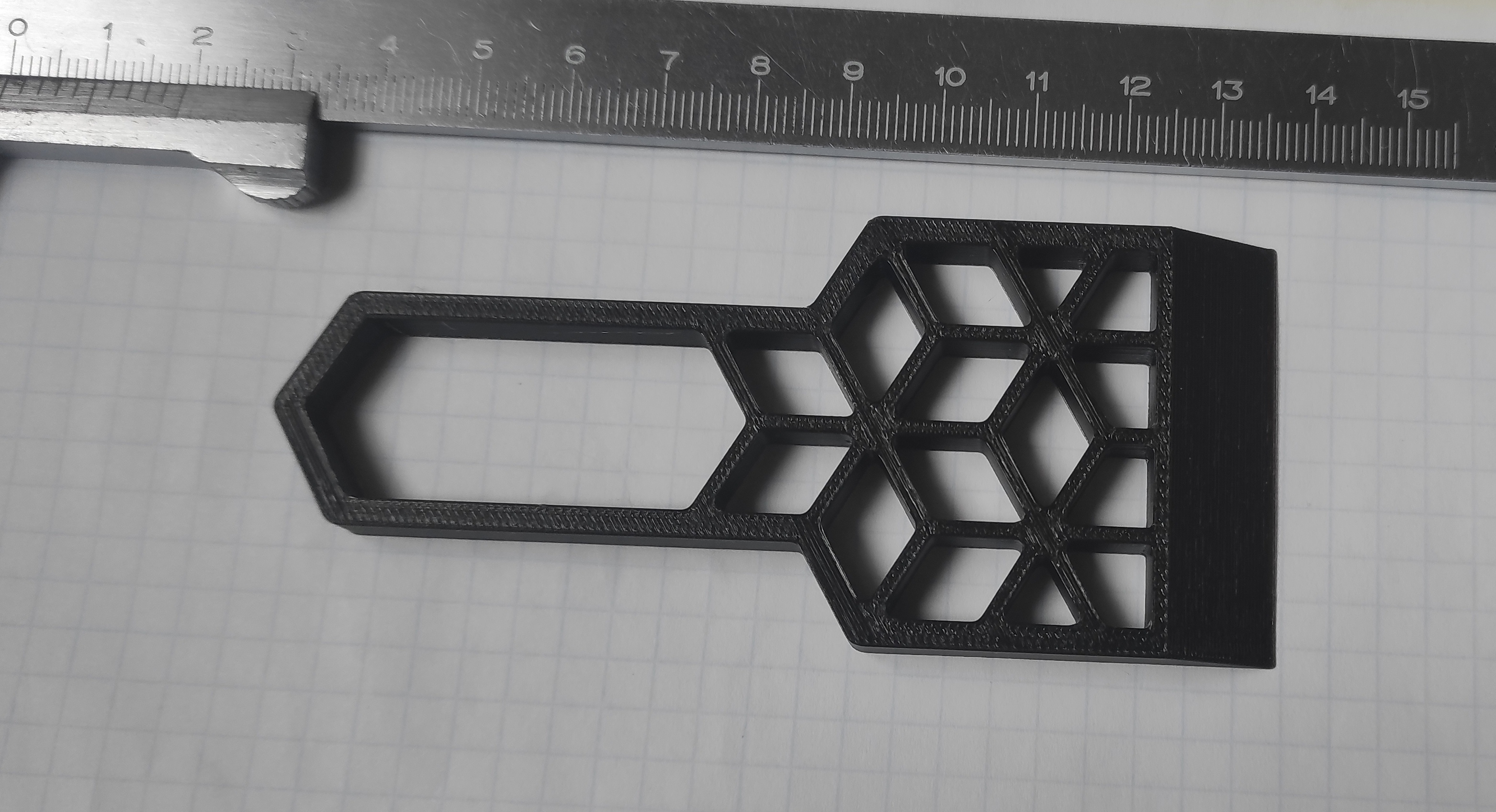 Rhombic bed scraper