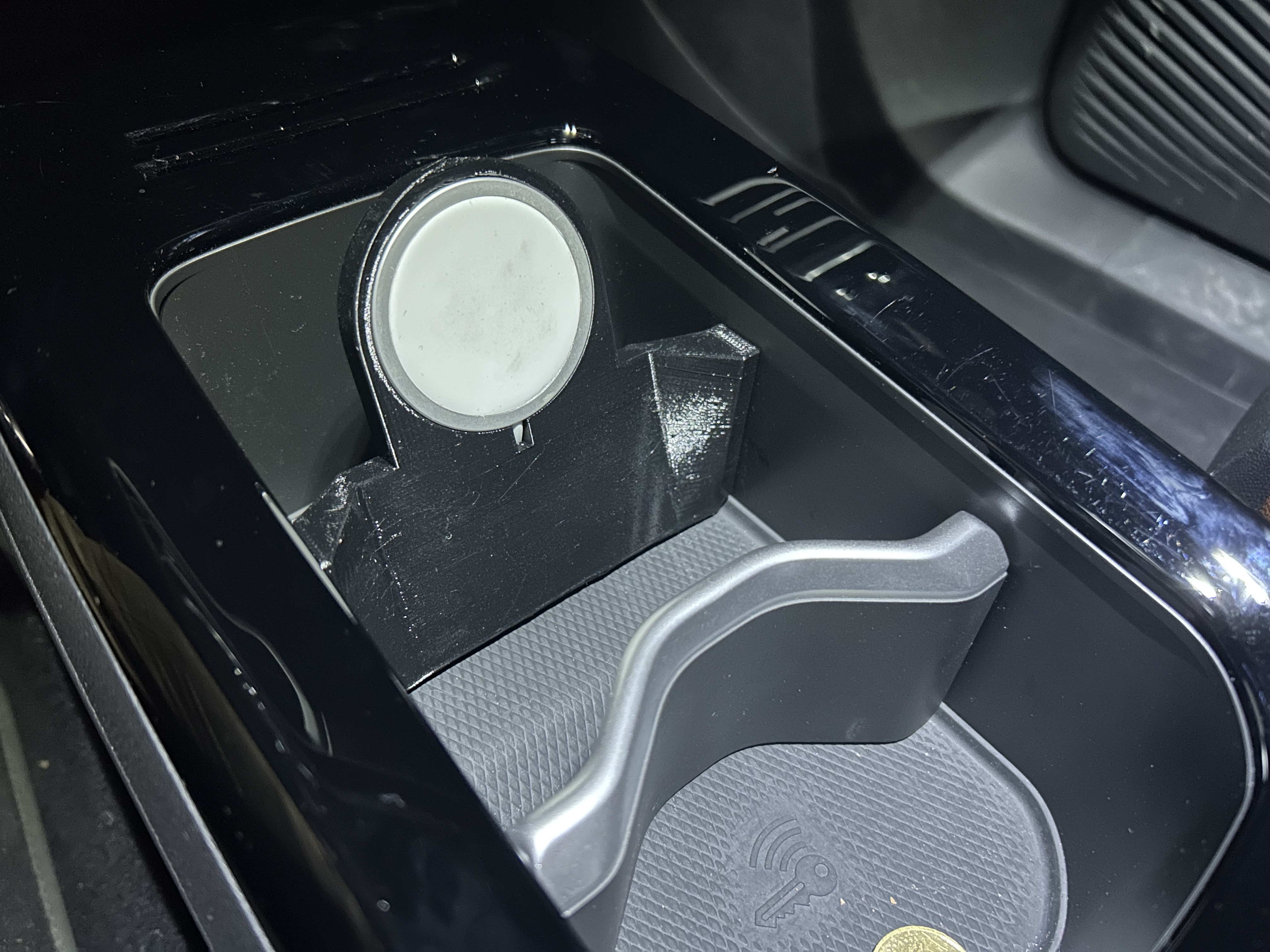 ID.4 center console MagSafe holder for large iPhone