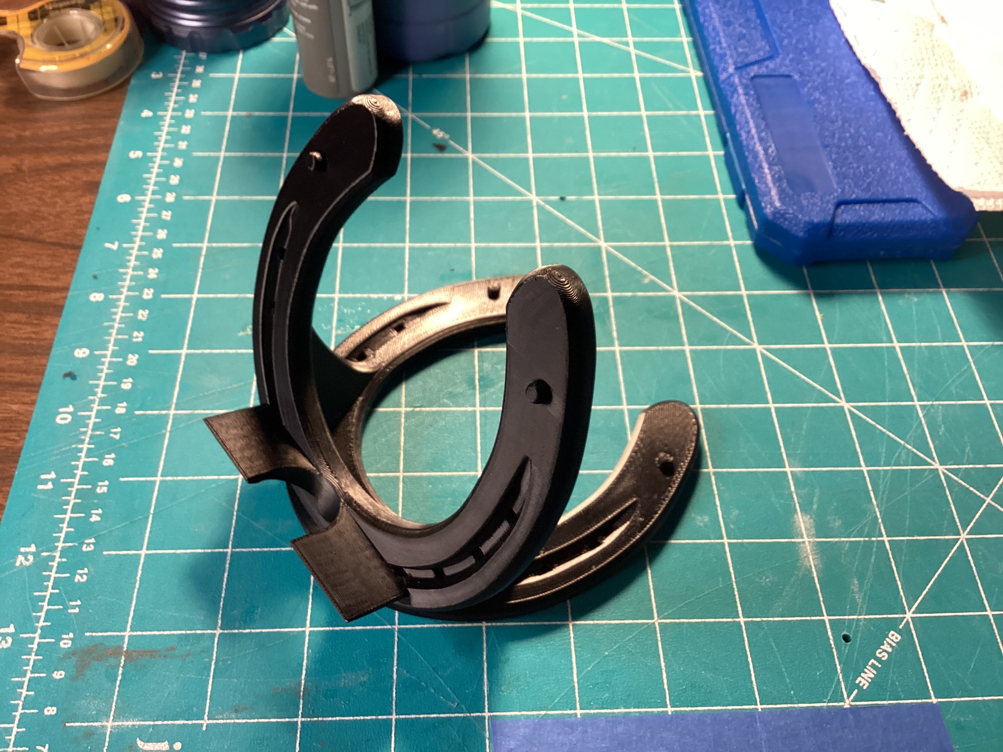 Horseshoe phonestand with notch