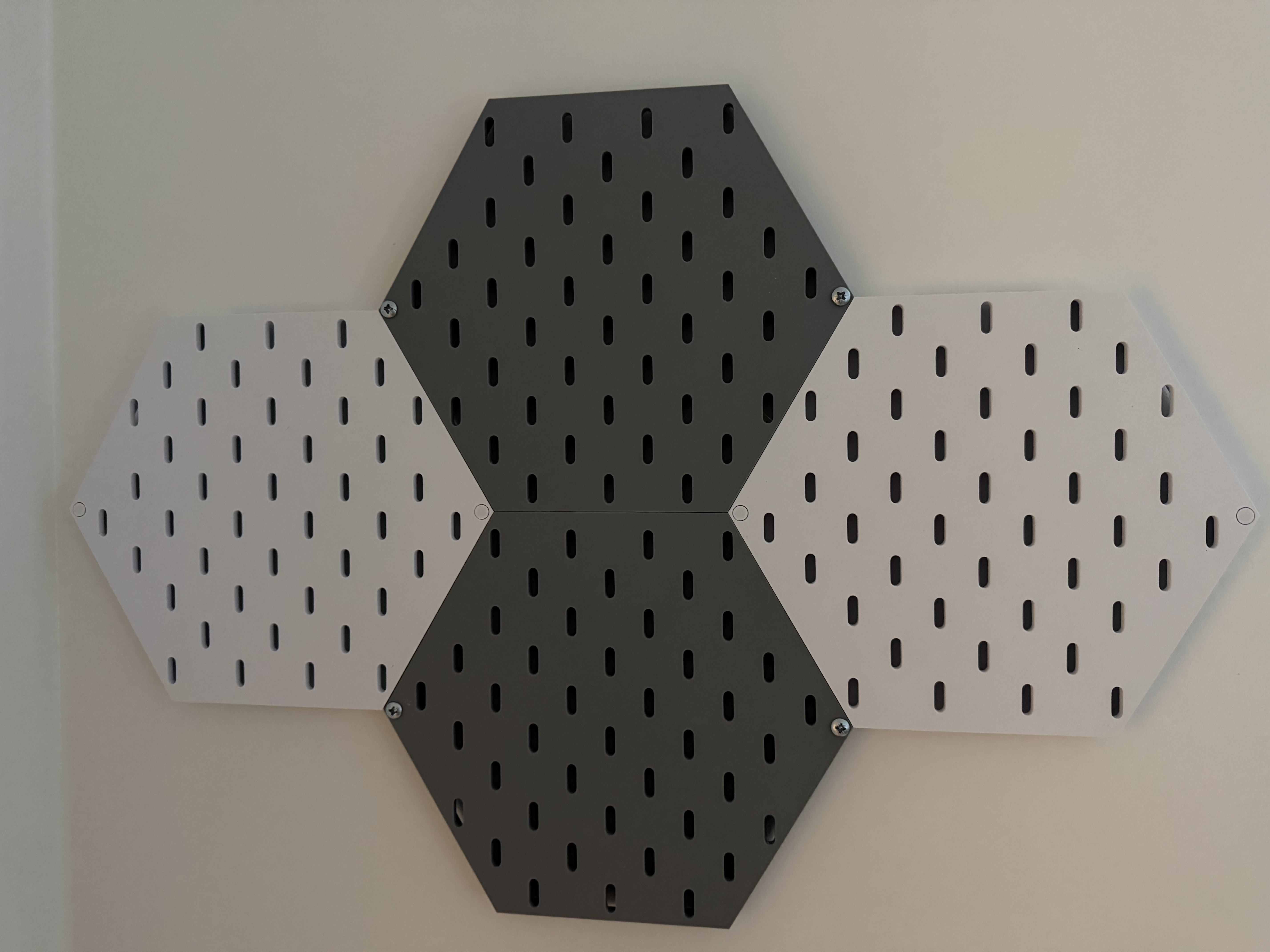 Skadis hexagon board with interconnection system