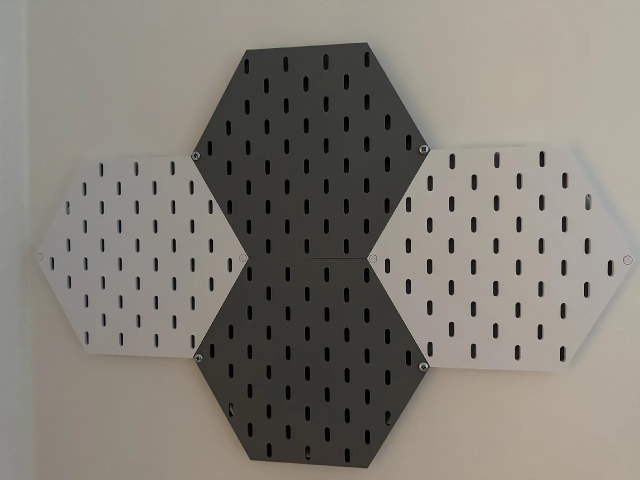 Skadis hexagon board with interconnection system by Petter Nilsen