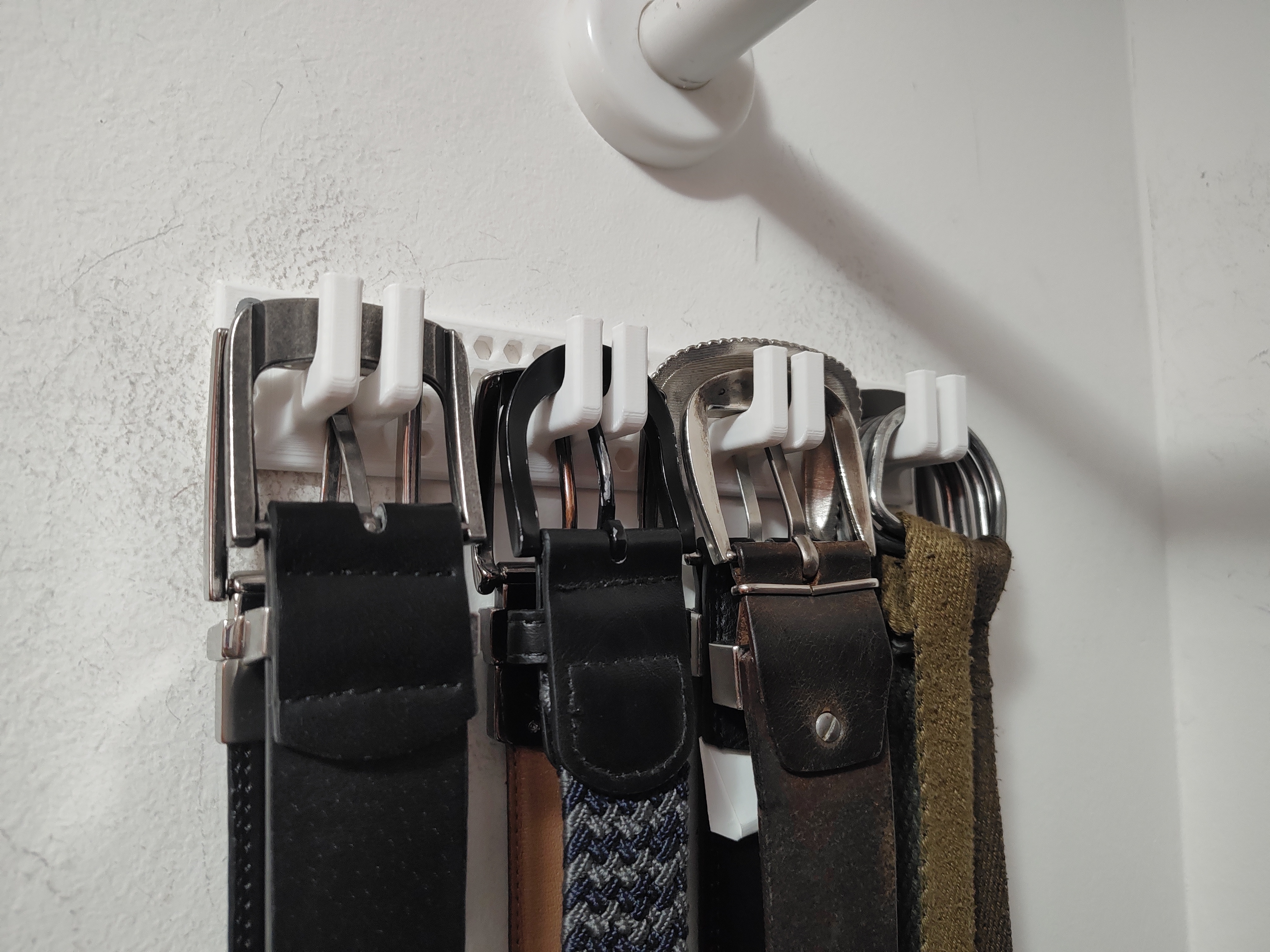 Belt organizer to wall