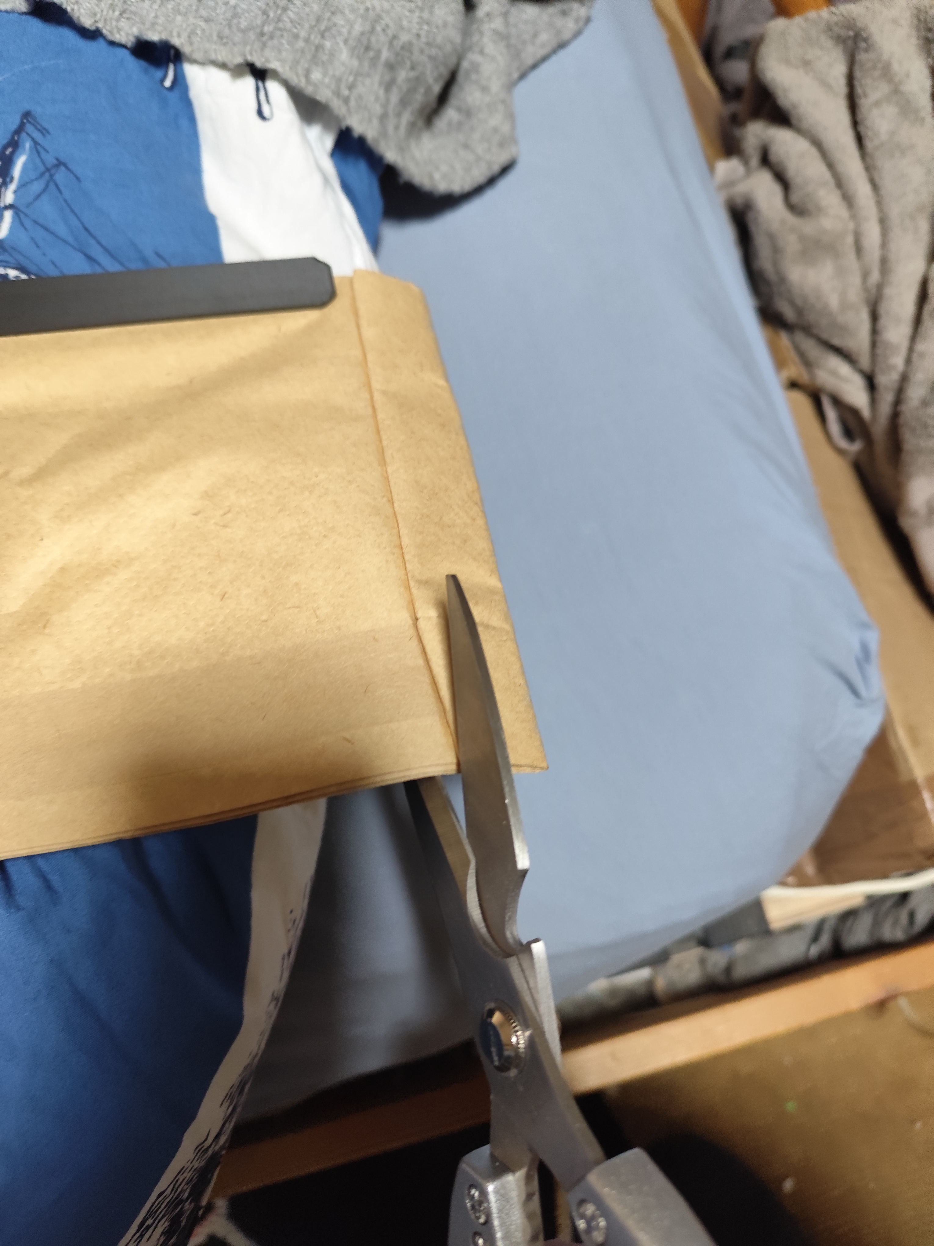 vacuum cleaner bag clamp