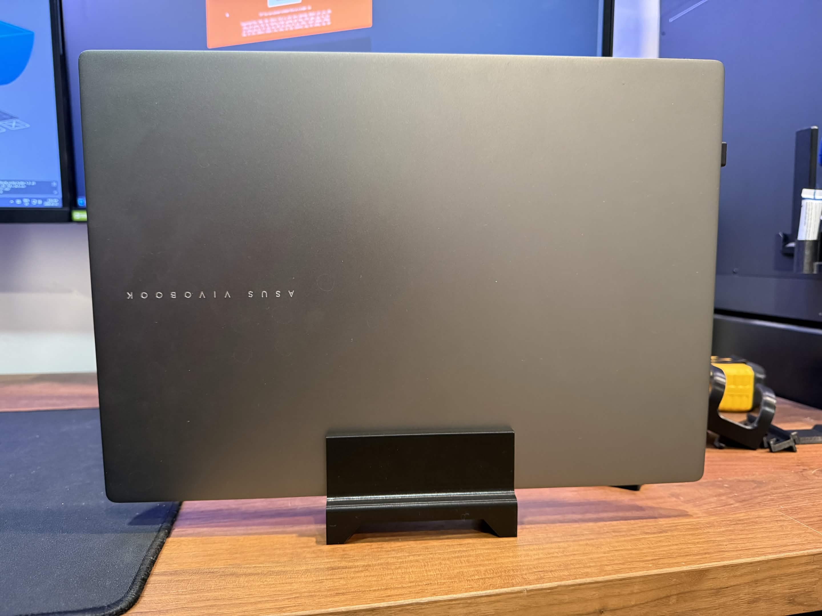 Asus Vivobook S16 Vertical Stand