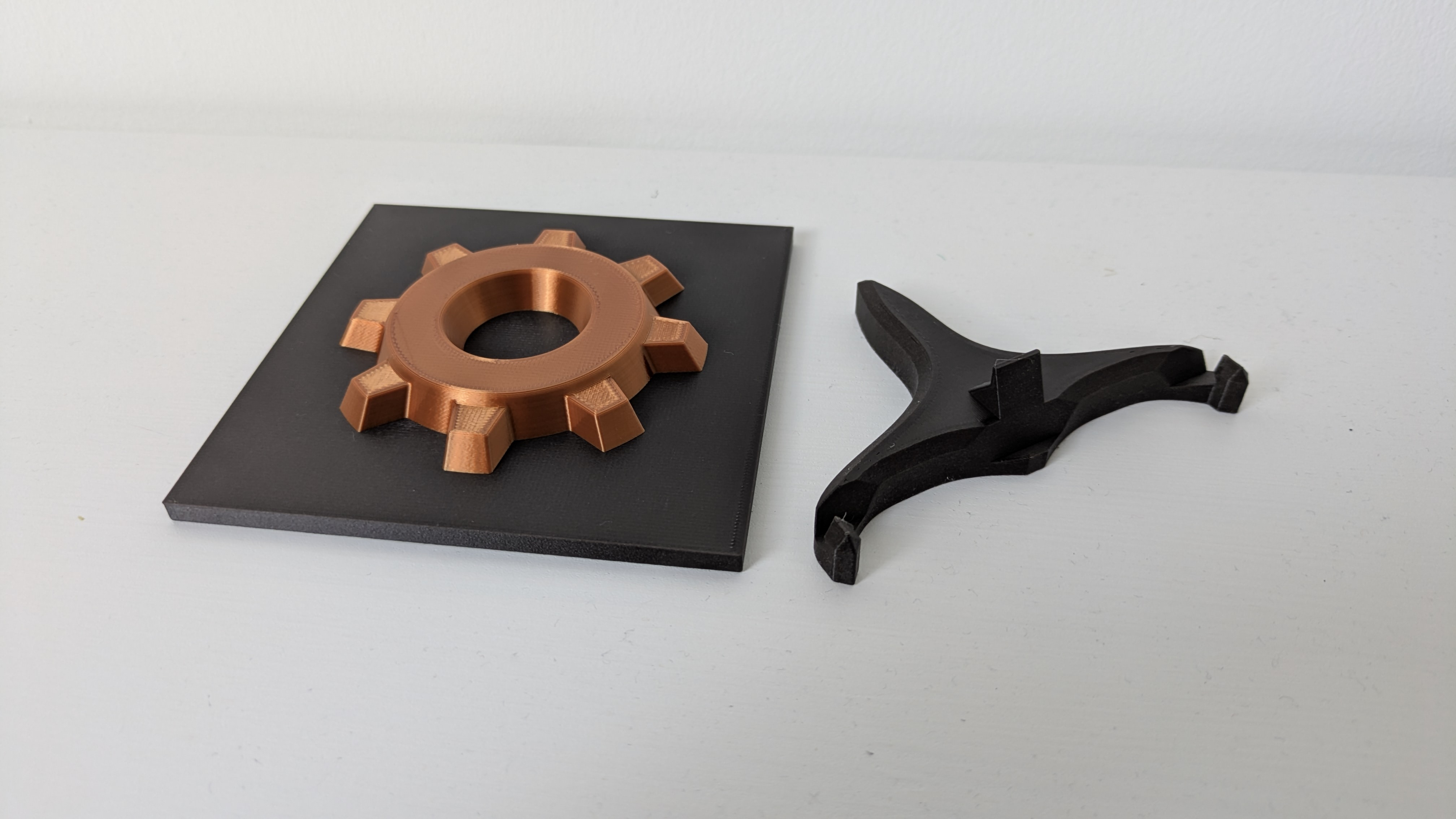 Factorio logo plate with stand — miniatura 3