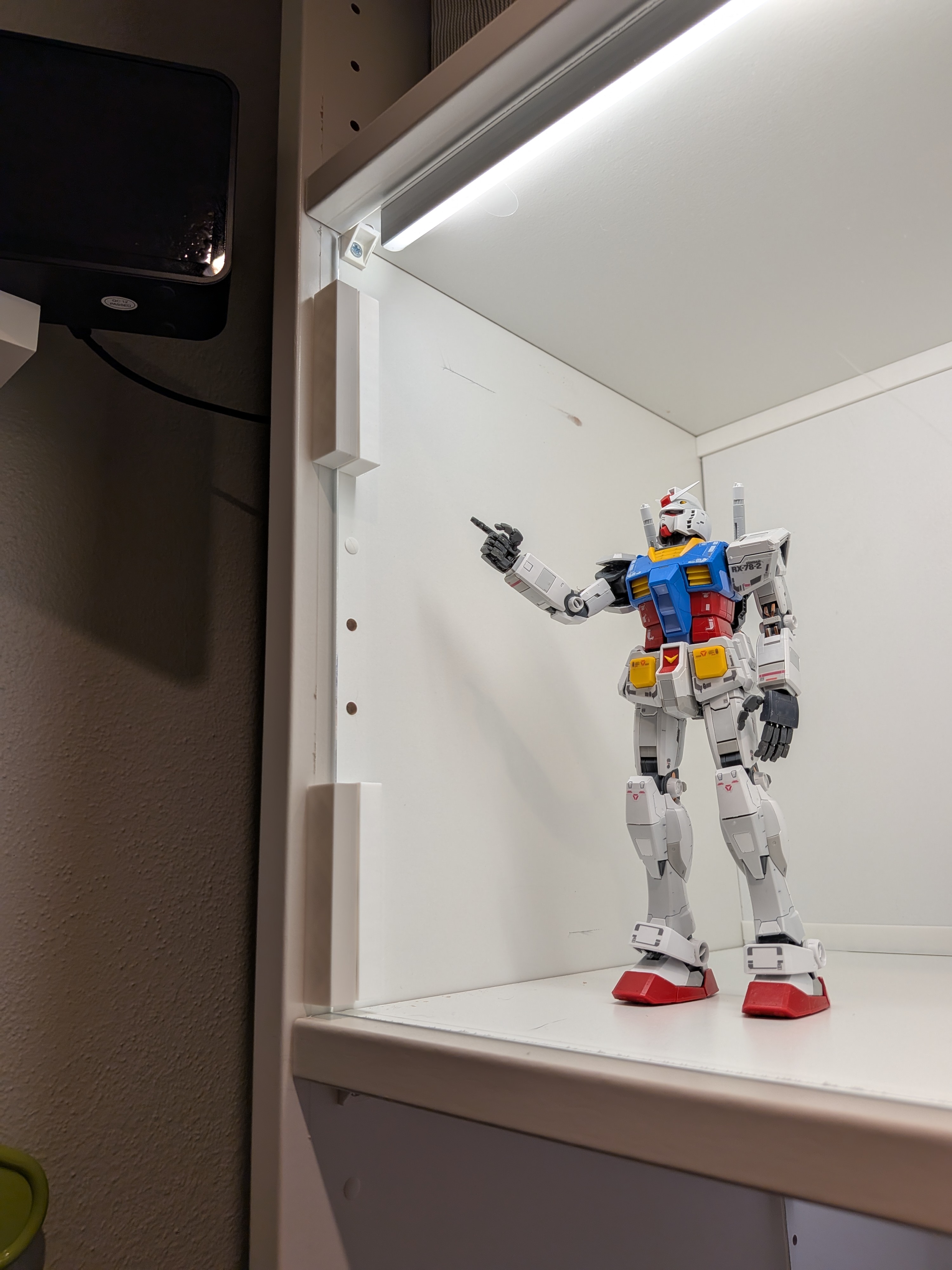 Plexiglass holder for Pax (Make it a display cabinet with magnets)