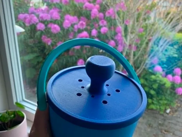 Container/bucket with closable vent