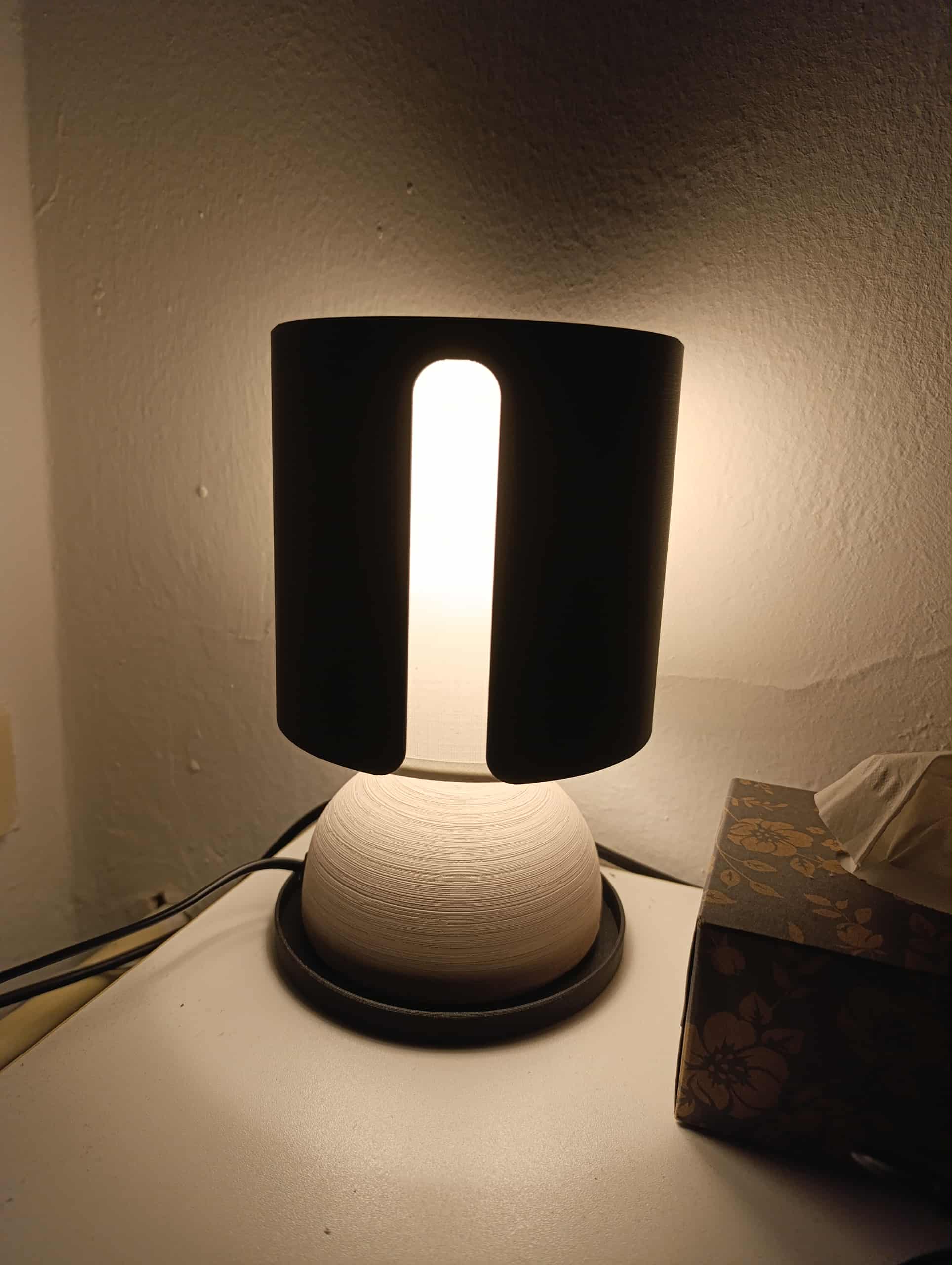 Rotating lampshade